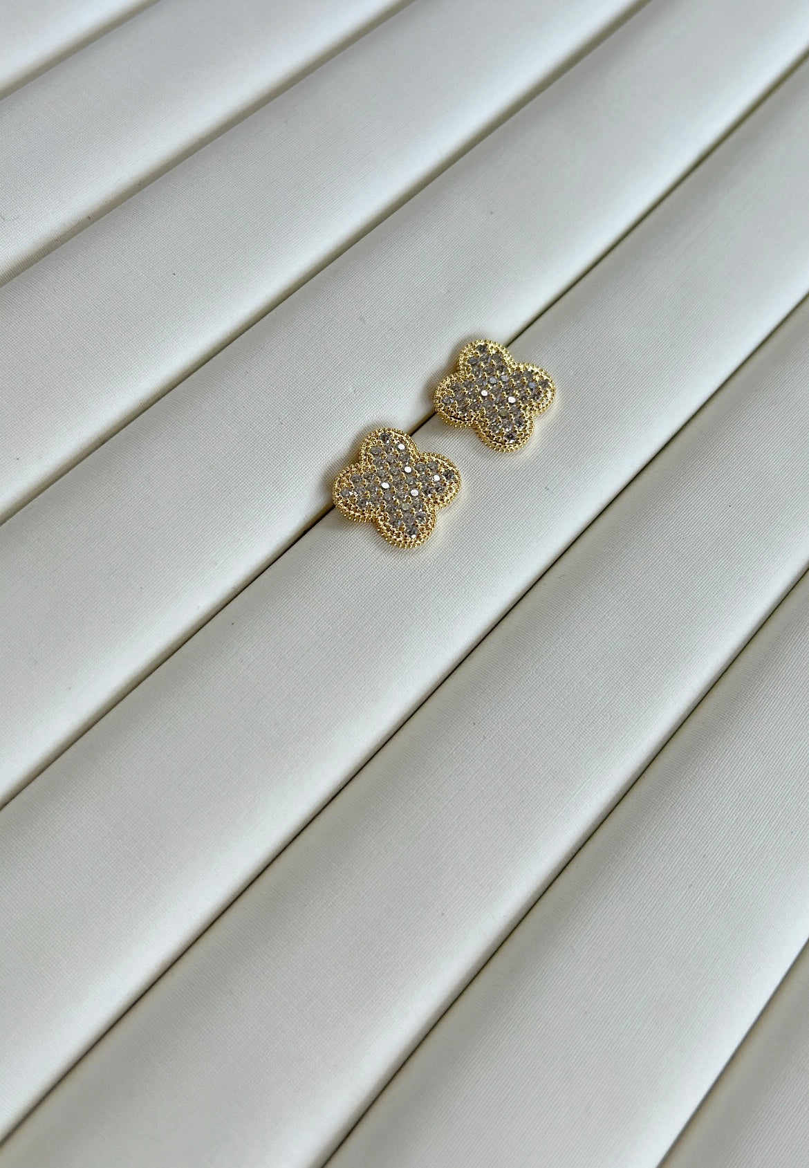 Brinco Trevo Cravejado Dourado