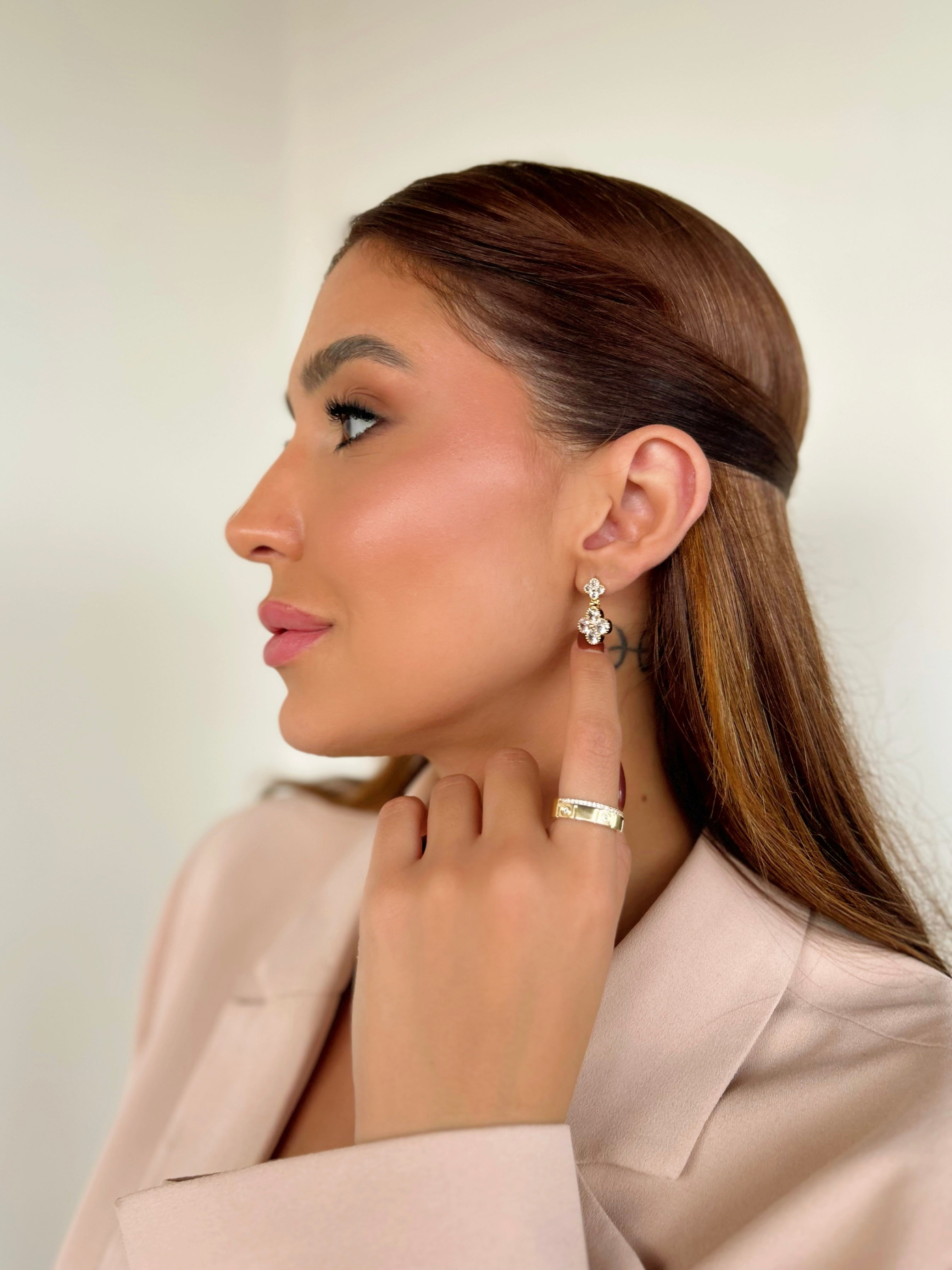 Brinco Pendente Trevo Com Zircônias Dourado