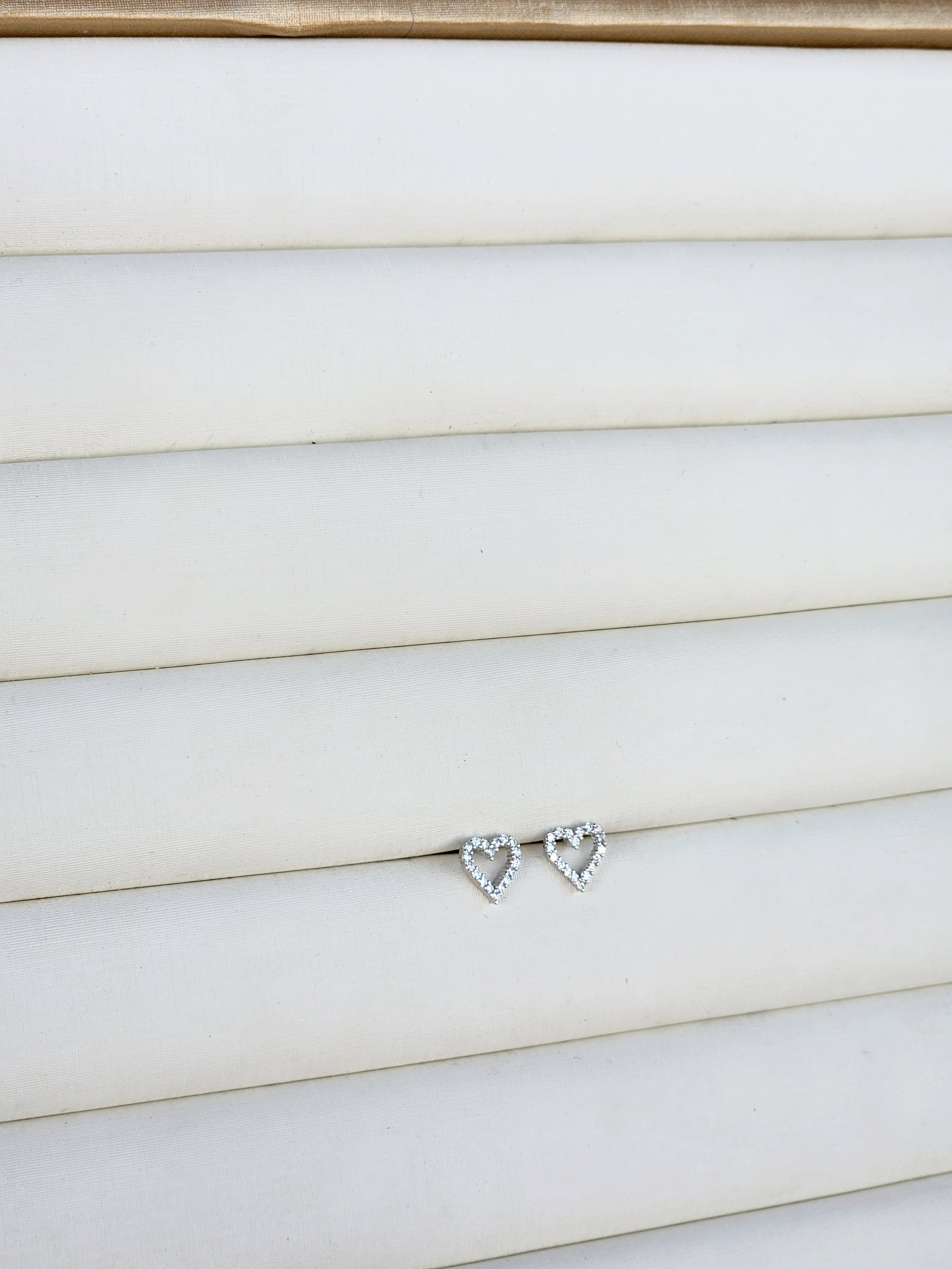 Brinco Coração Vazado Zircônia Banho Ródio