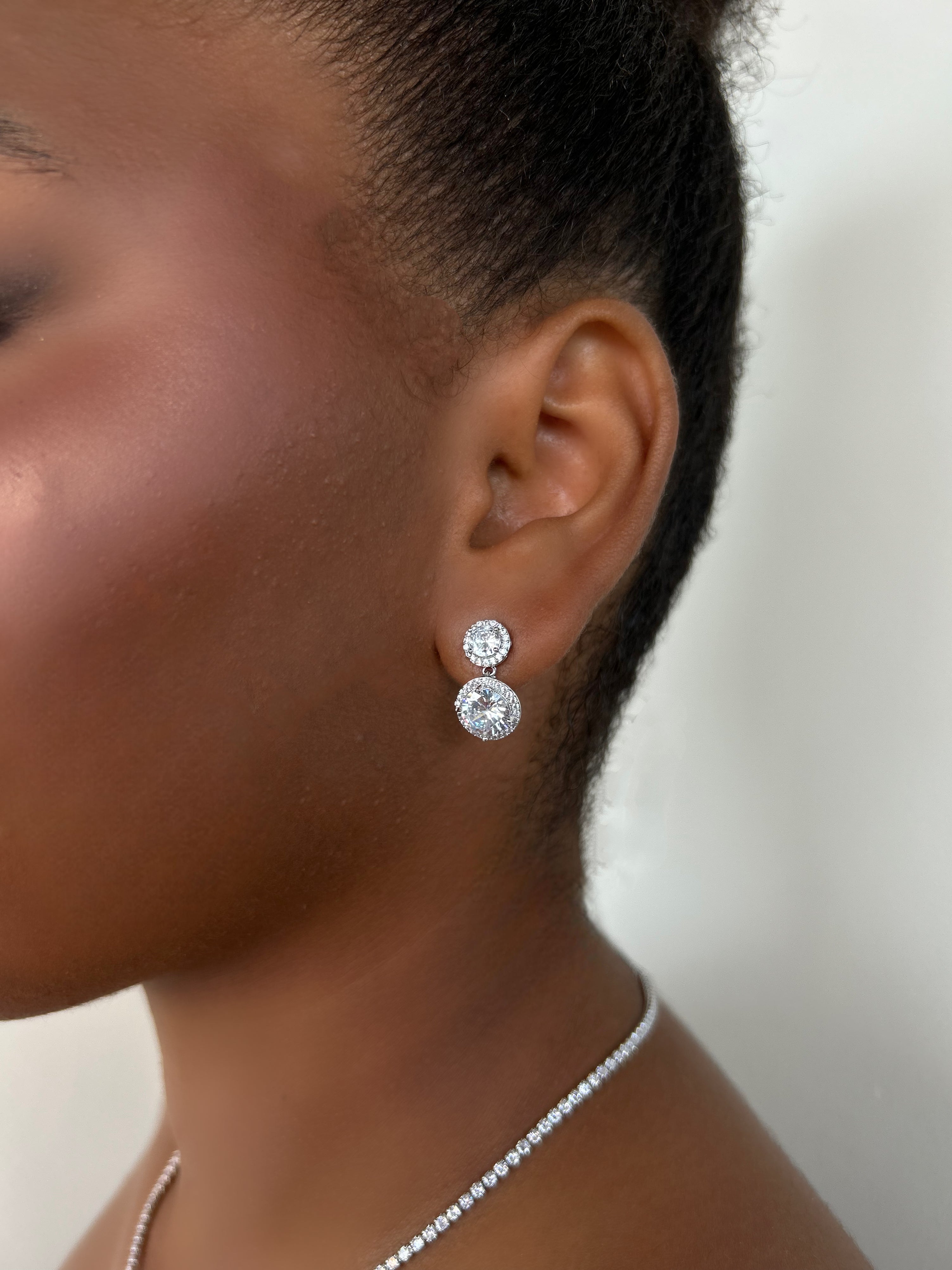 Brinco Círculos Zircônias Banho Ródio