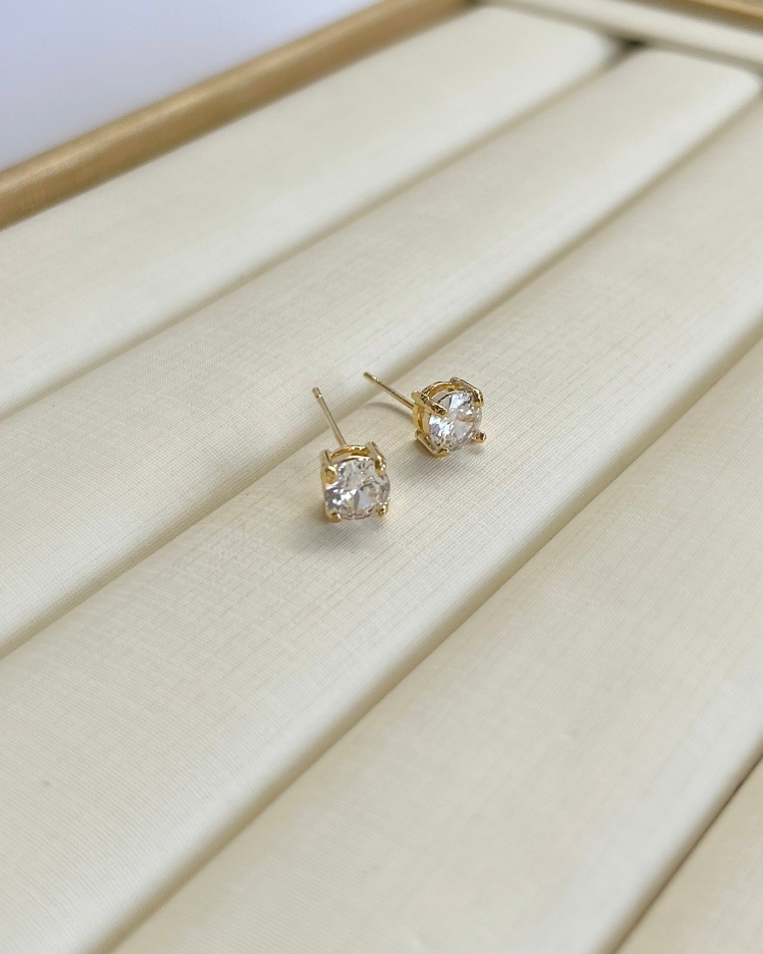 Brinco Ponto de Luz Quadrado Dourado