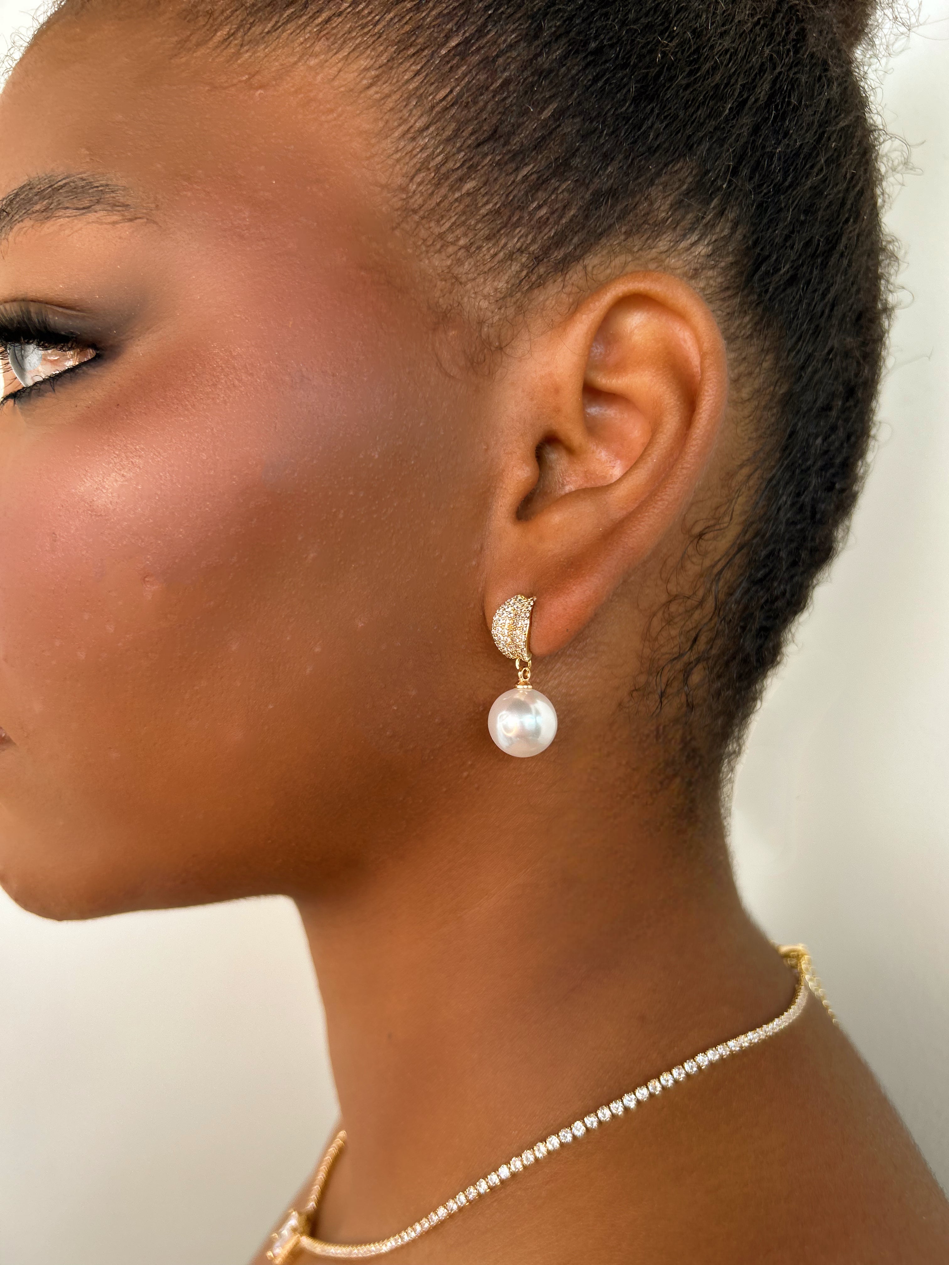 Brinco Pendente Com Perola Dourado