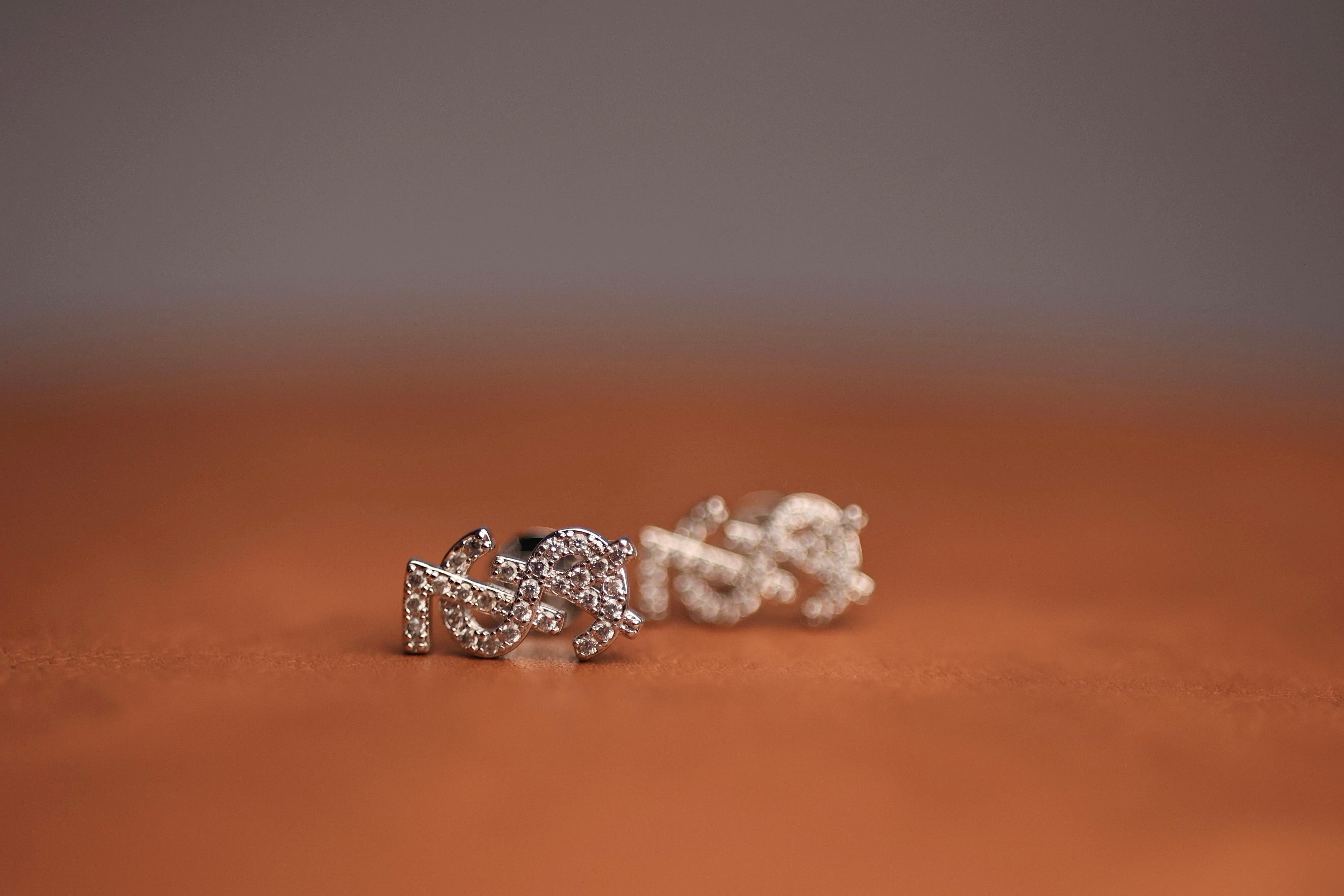 Brinco Inpired LV Cravejado