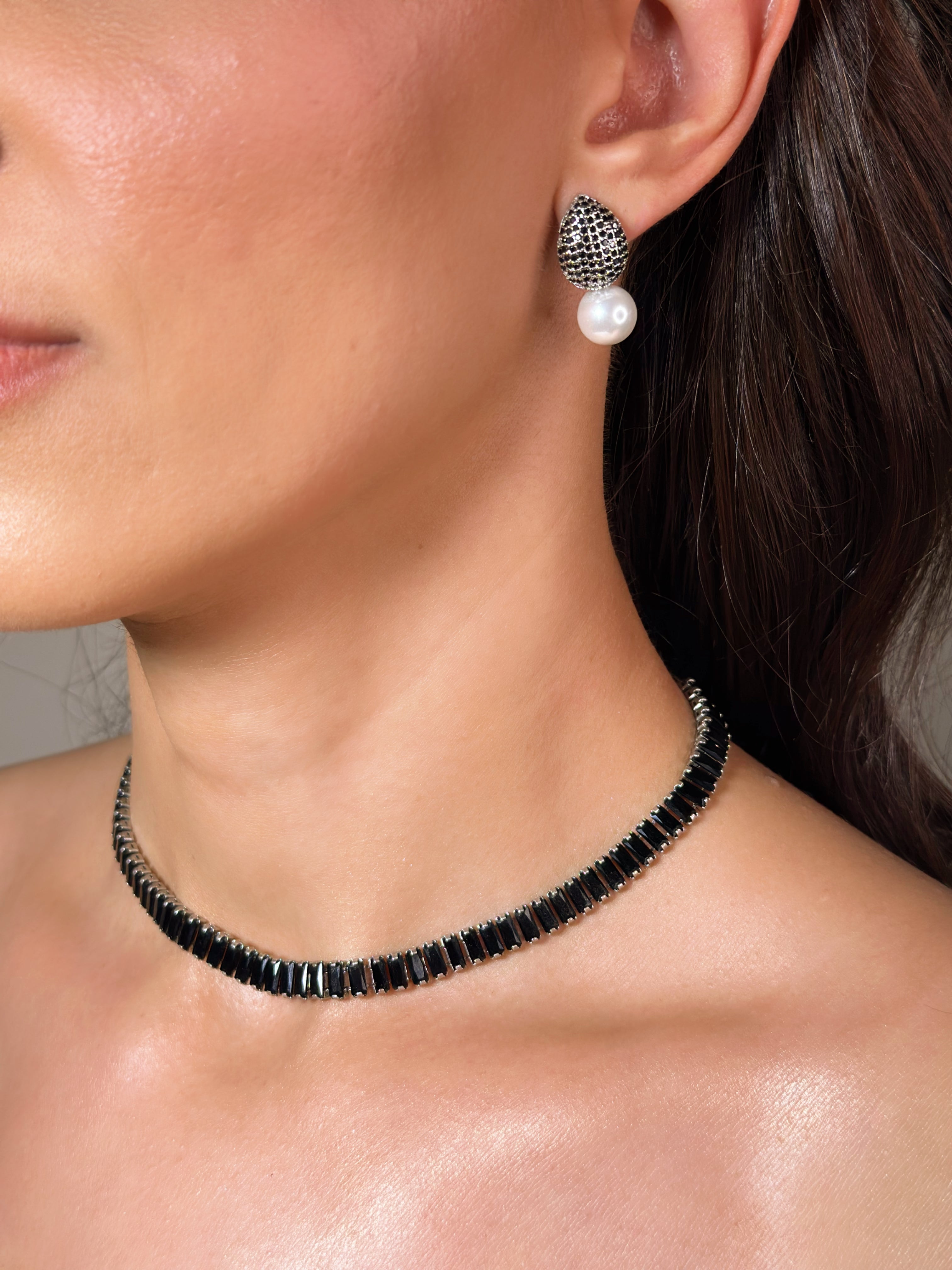 Brinco Zircônia Preta com Pérola