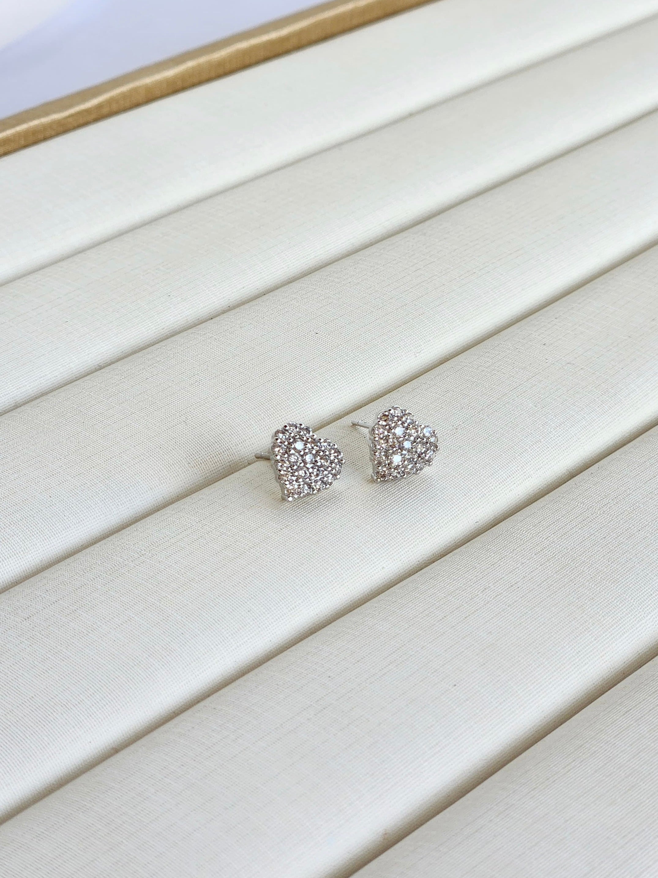 Brinco Coração Cravejado Banho Ródio