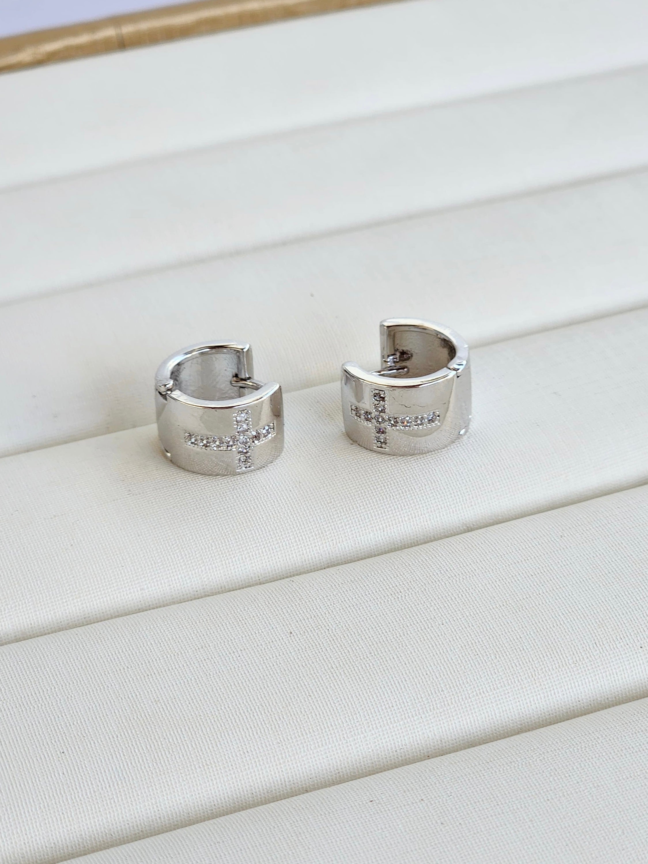 Argola Fé Cruz Cravejada Banho Ródio Premium