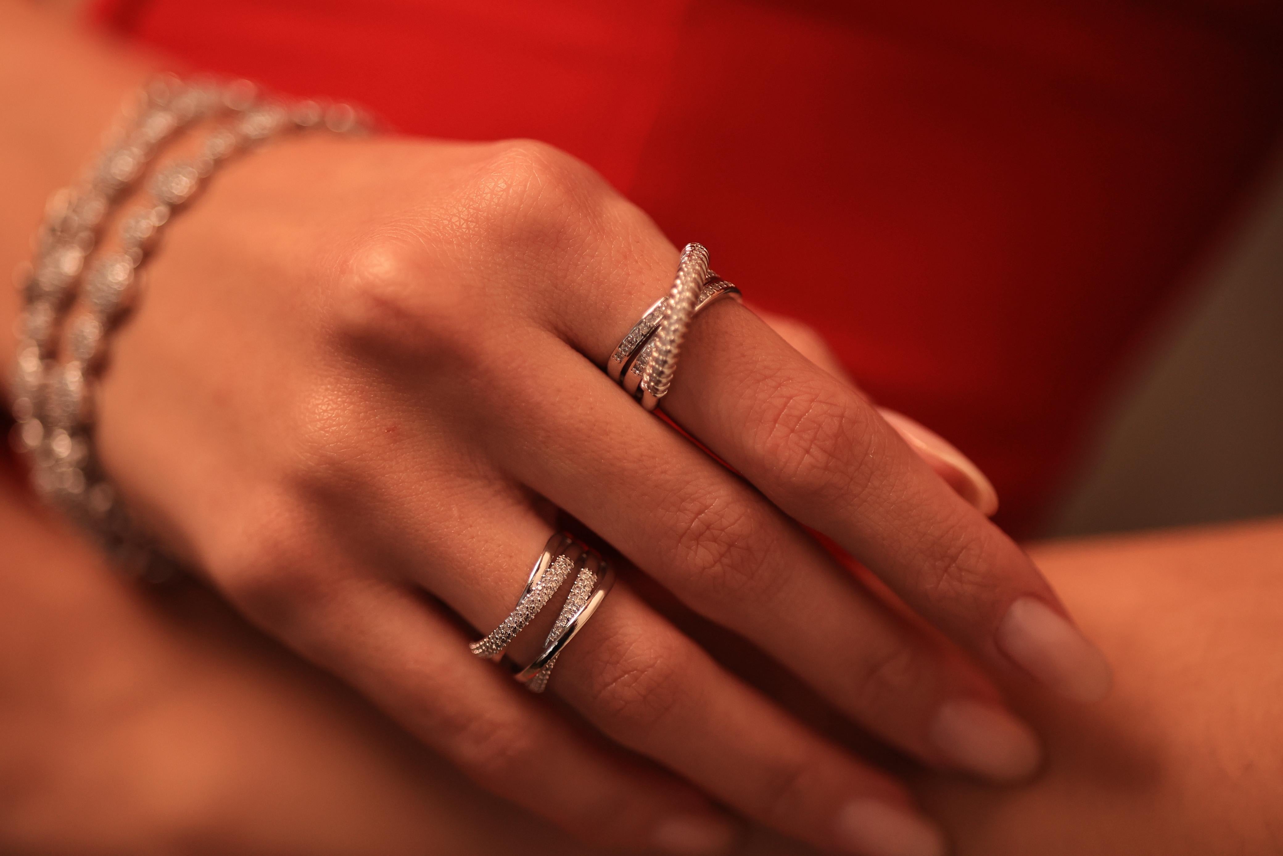 Anel Entrelaçado Cravejado Banho Ródio