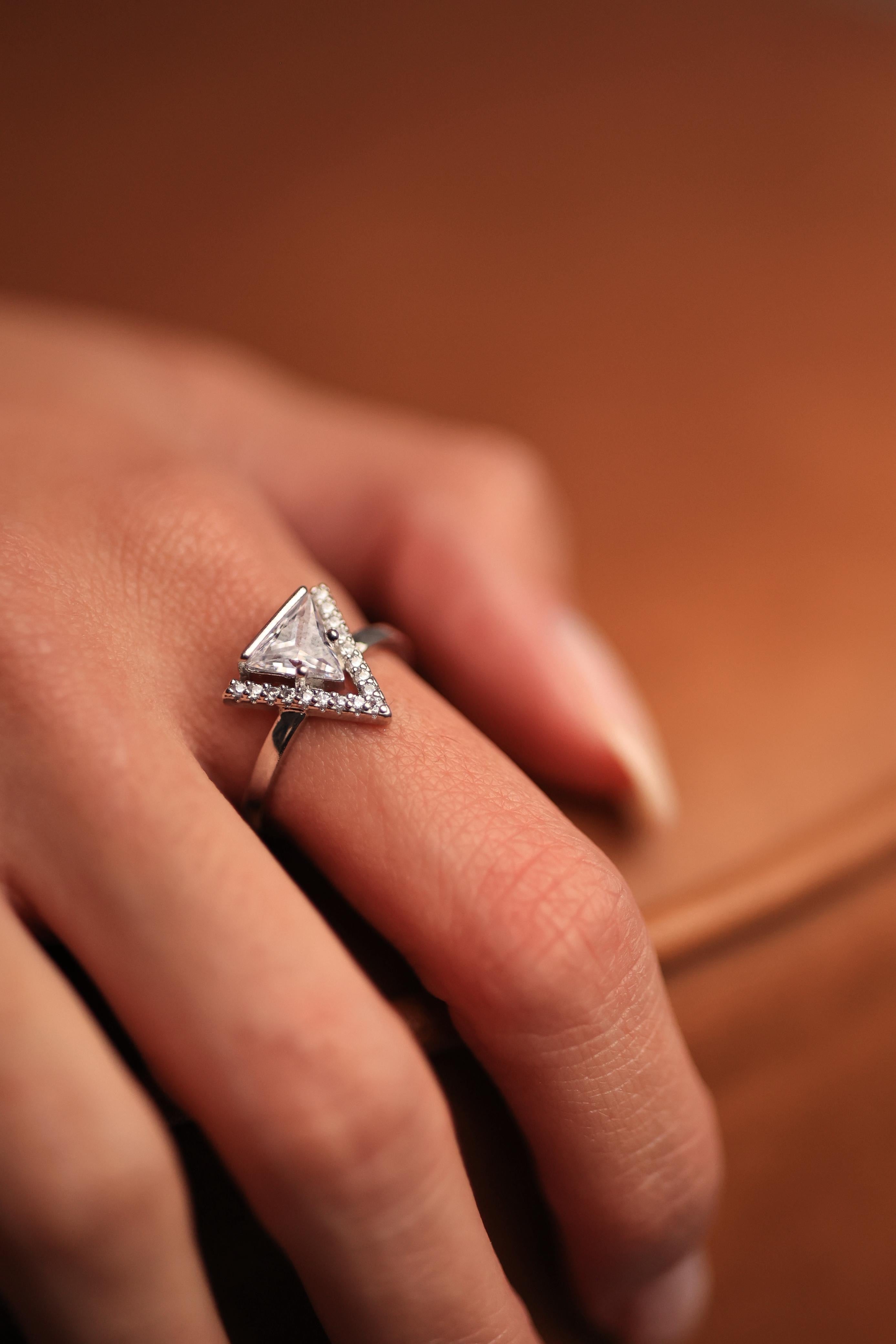 Anel V Inspired Com Zircônia Banho Ródio Premium