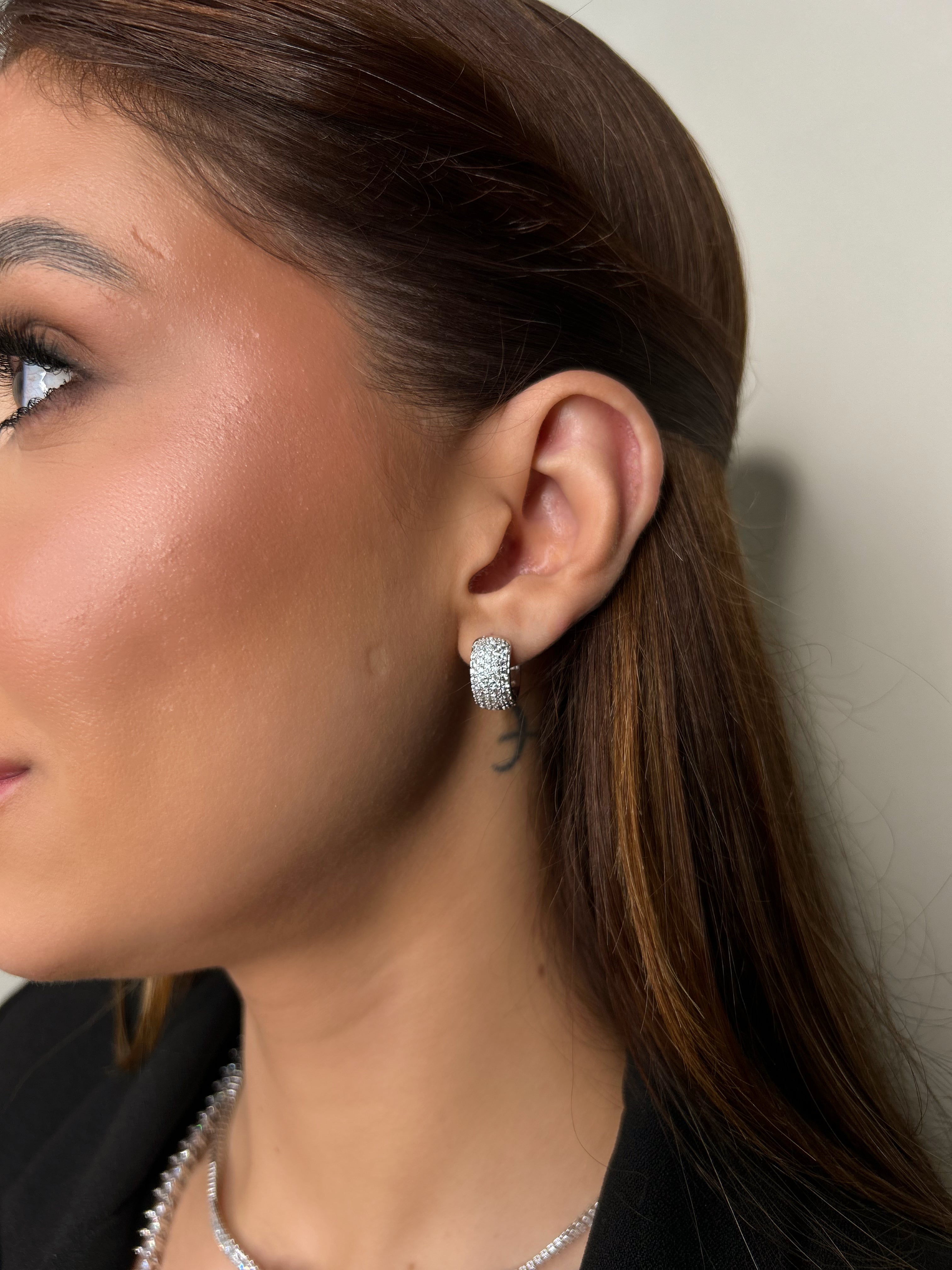 Argola Cravejada Banho Ródio