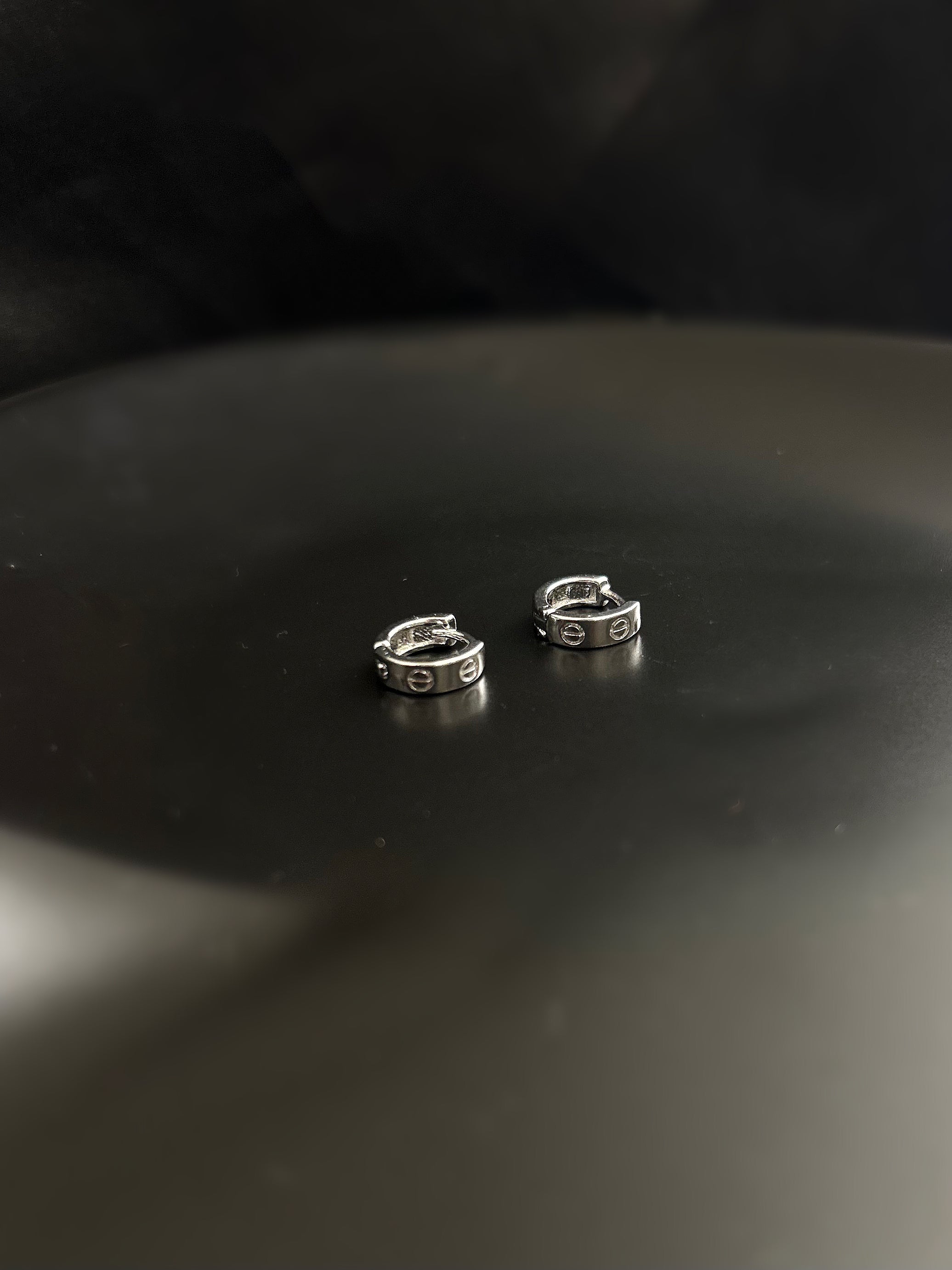 Brinco Mini Argola Inspired Banho Ródio