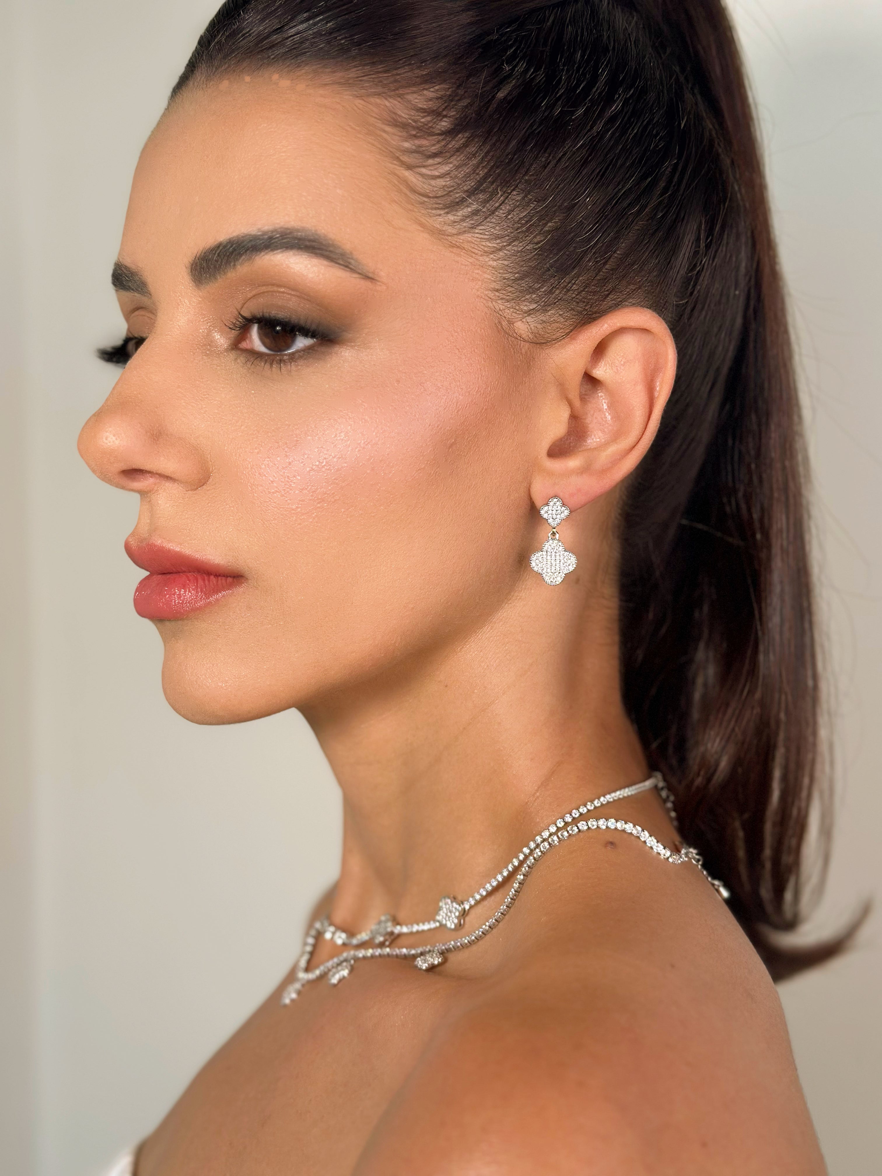 Brinco Trevo Pendente Cravejado em Ródio