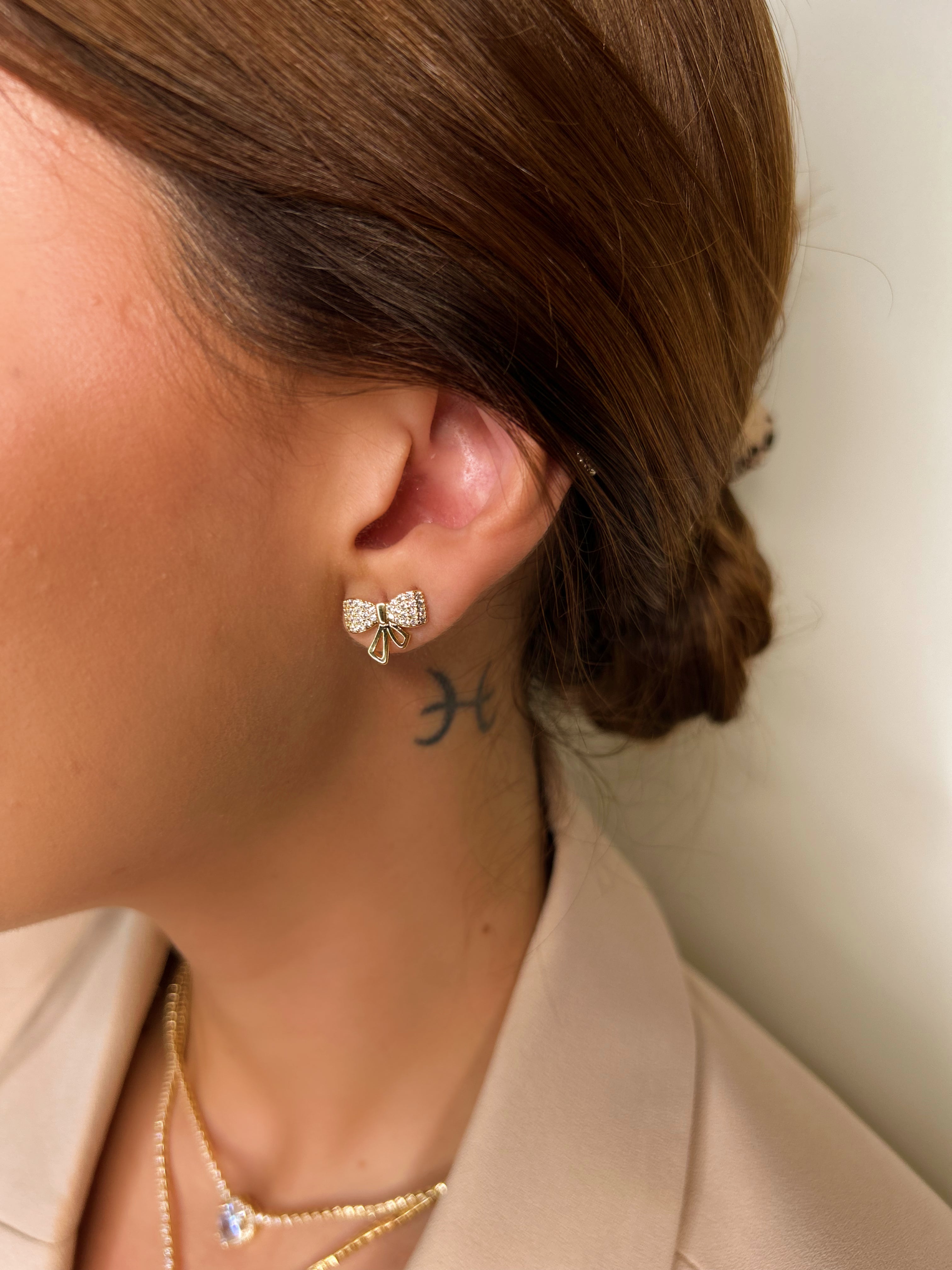 Brinco Laço Cravejado Micro Zircônias Dourado