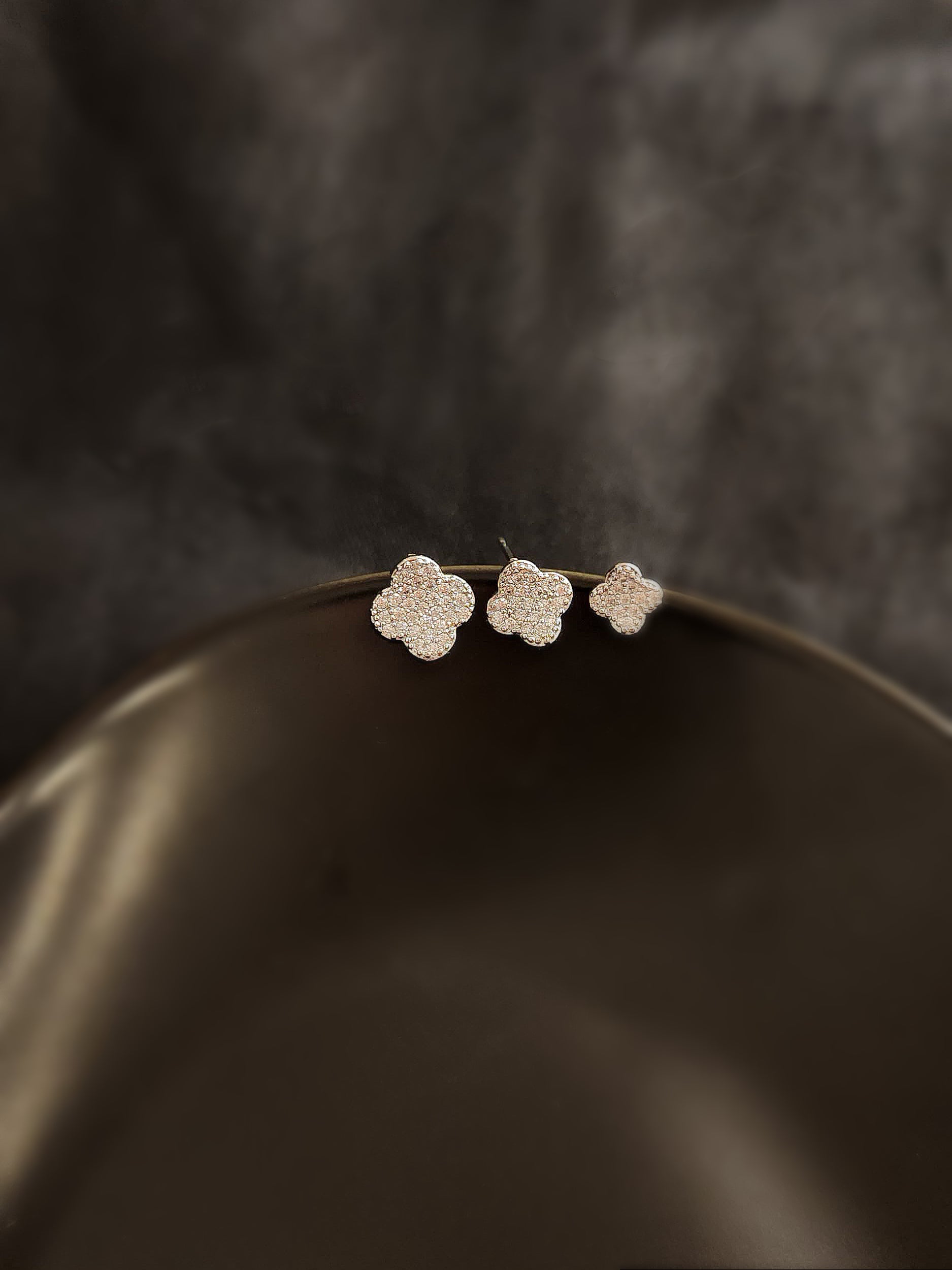 Trio de Brincos Trevo Todo Cravejado Banho Ródio