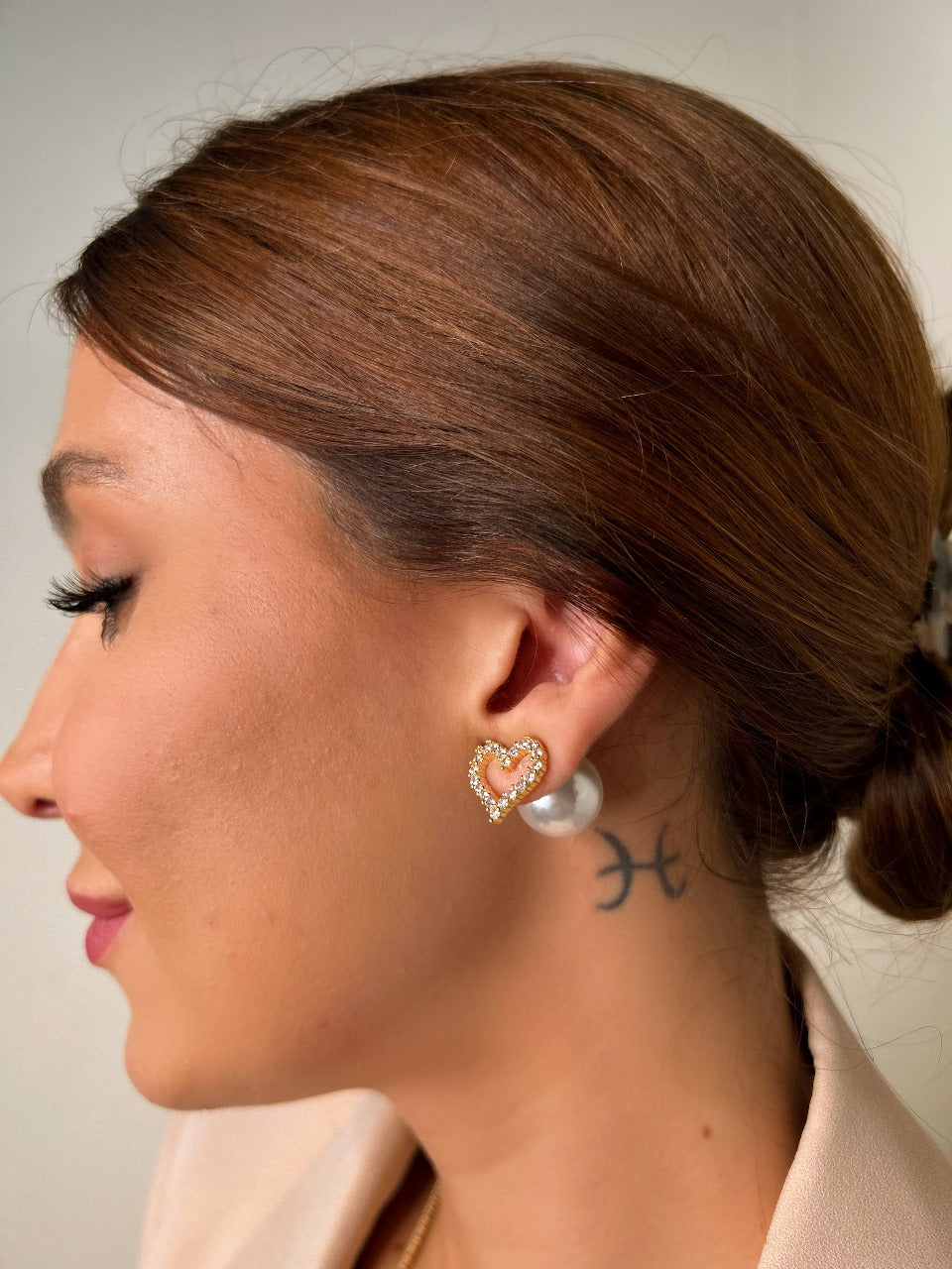 Brinco Coração Tarraxa Pérola Dourado