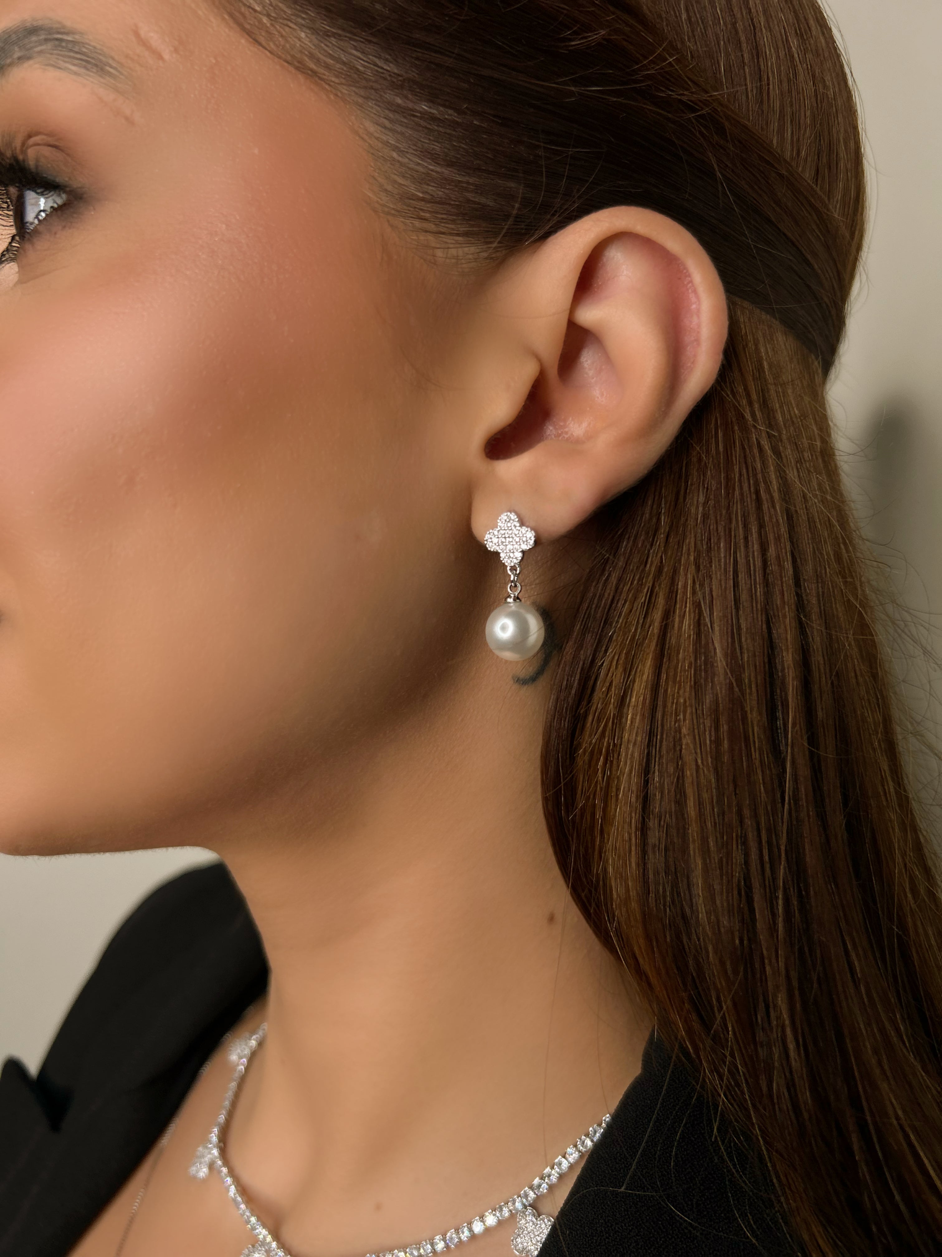 Brinco Trevo Cravejado Pendente com Pérola médio, banho ródio