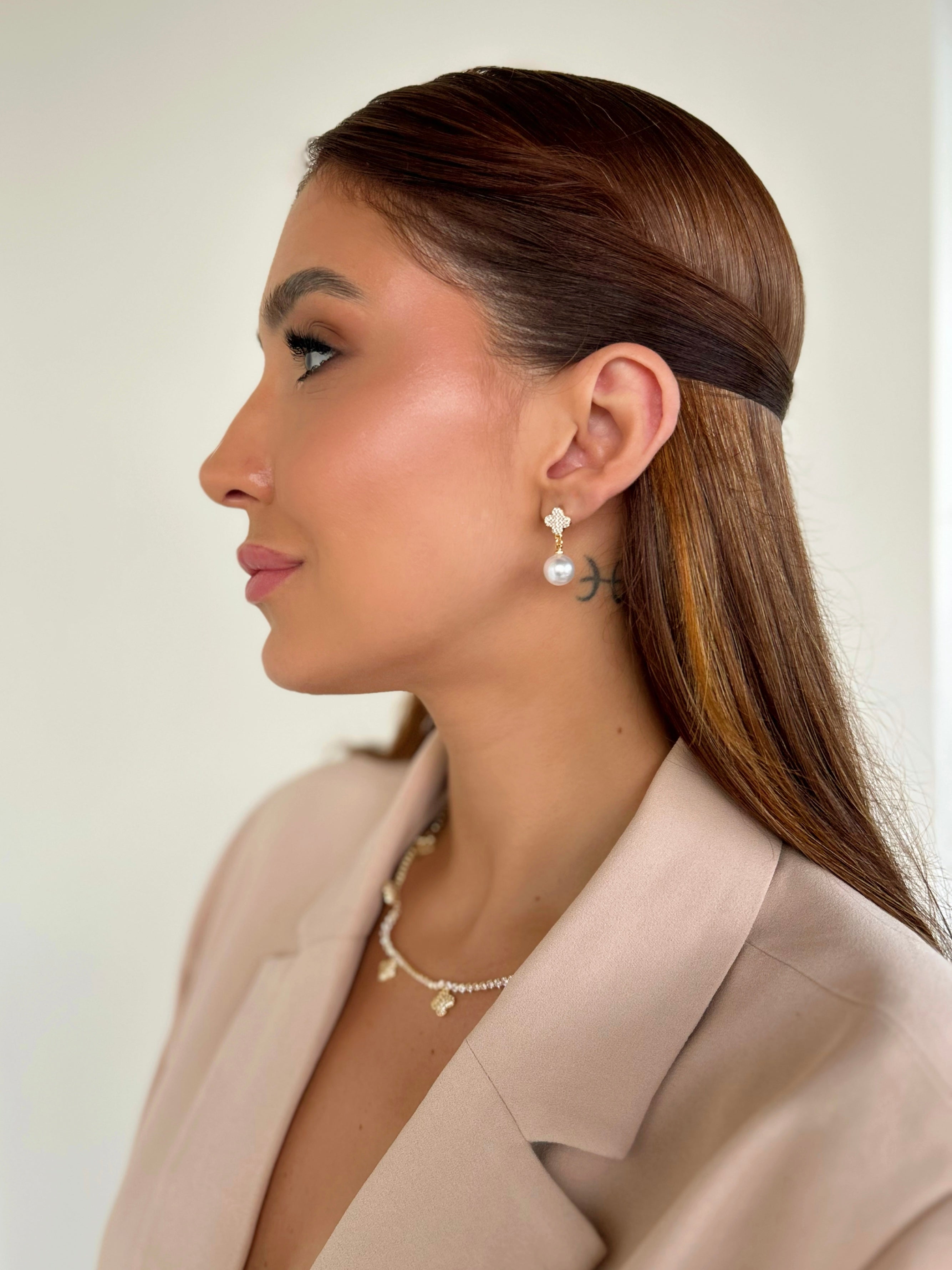 Brinco Trevo Cravejado com Pérola Dourado