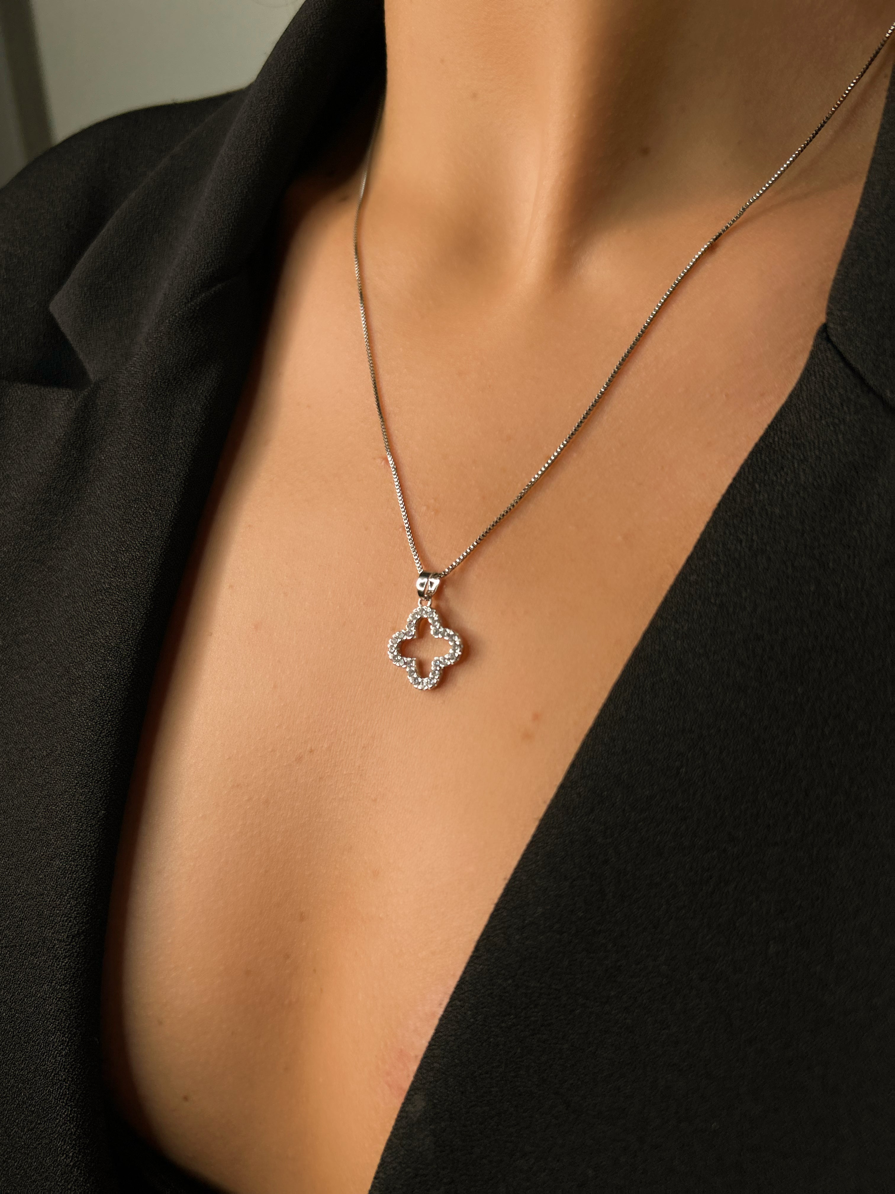 Colar Inspiração Trevo Vazado Ródio