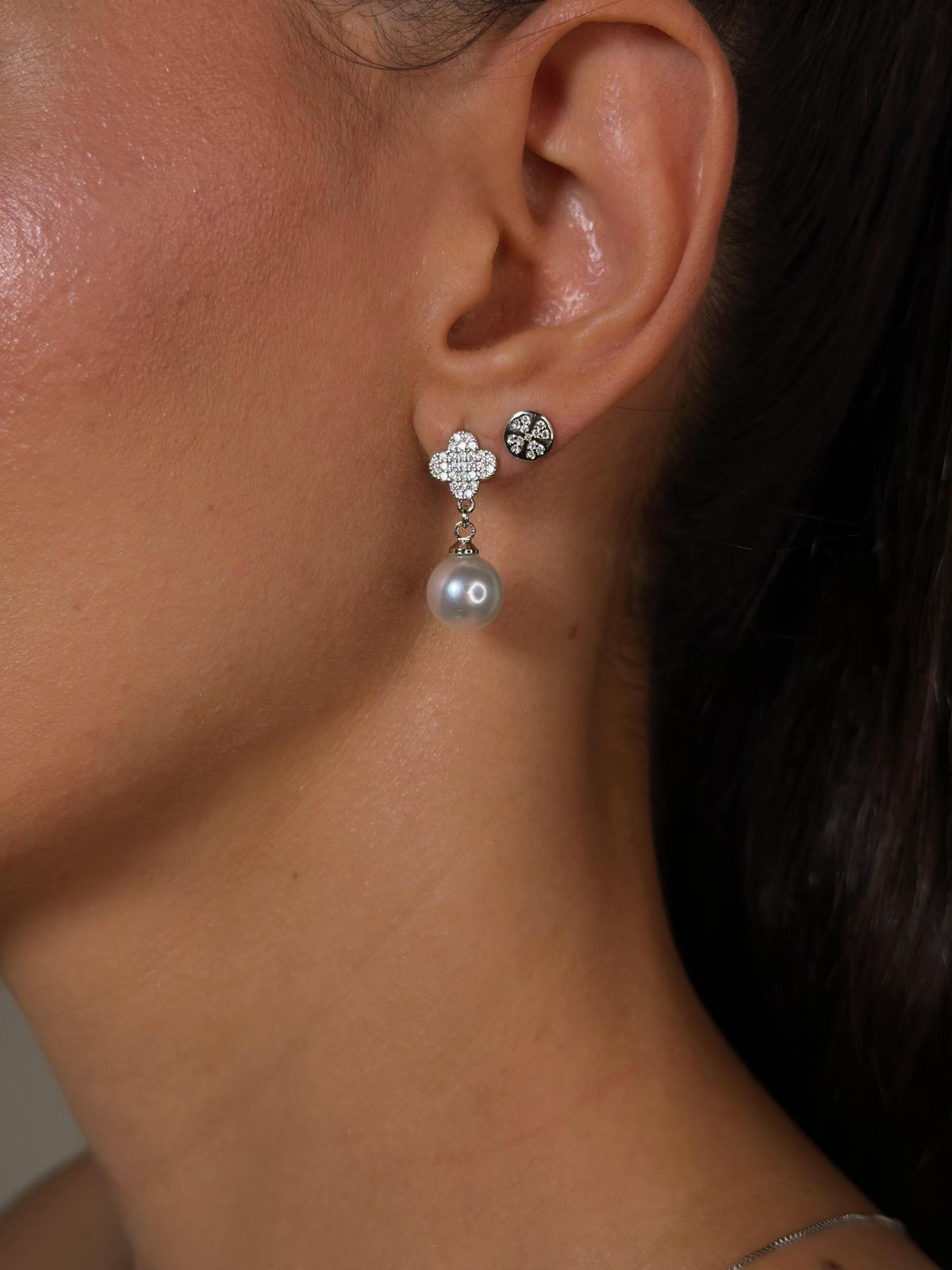 Brinco Trevo Cravejado Pendente com Pérola médio, banho ródio