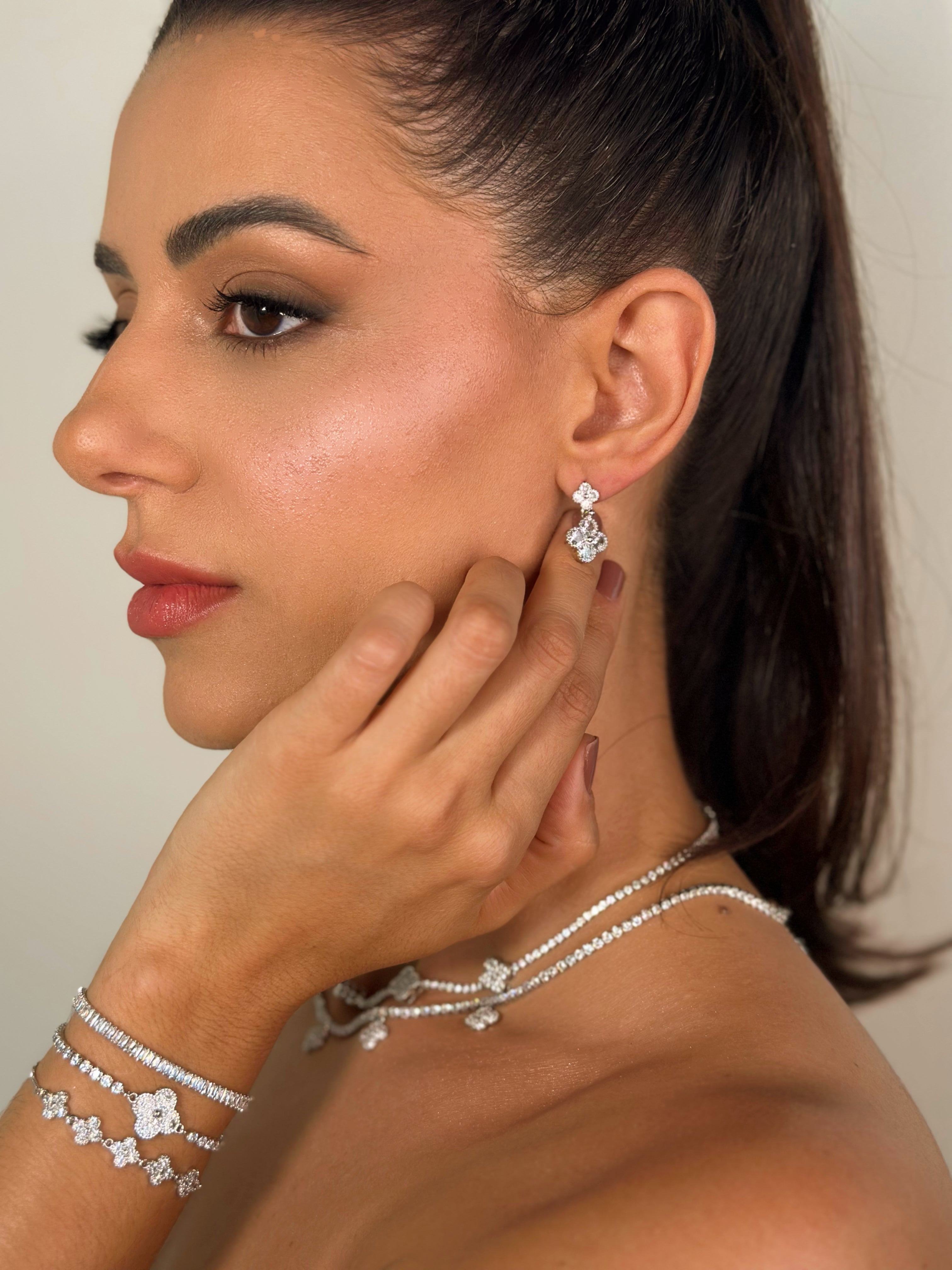 Brinco Pendente Trevo Com Zircônias Ródio