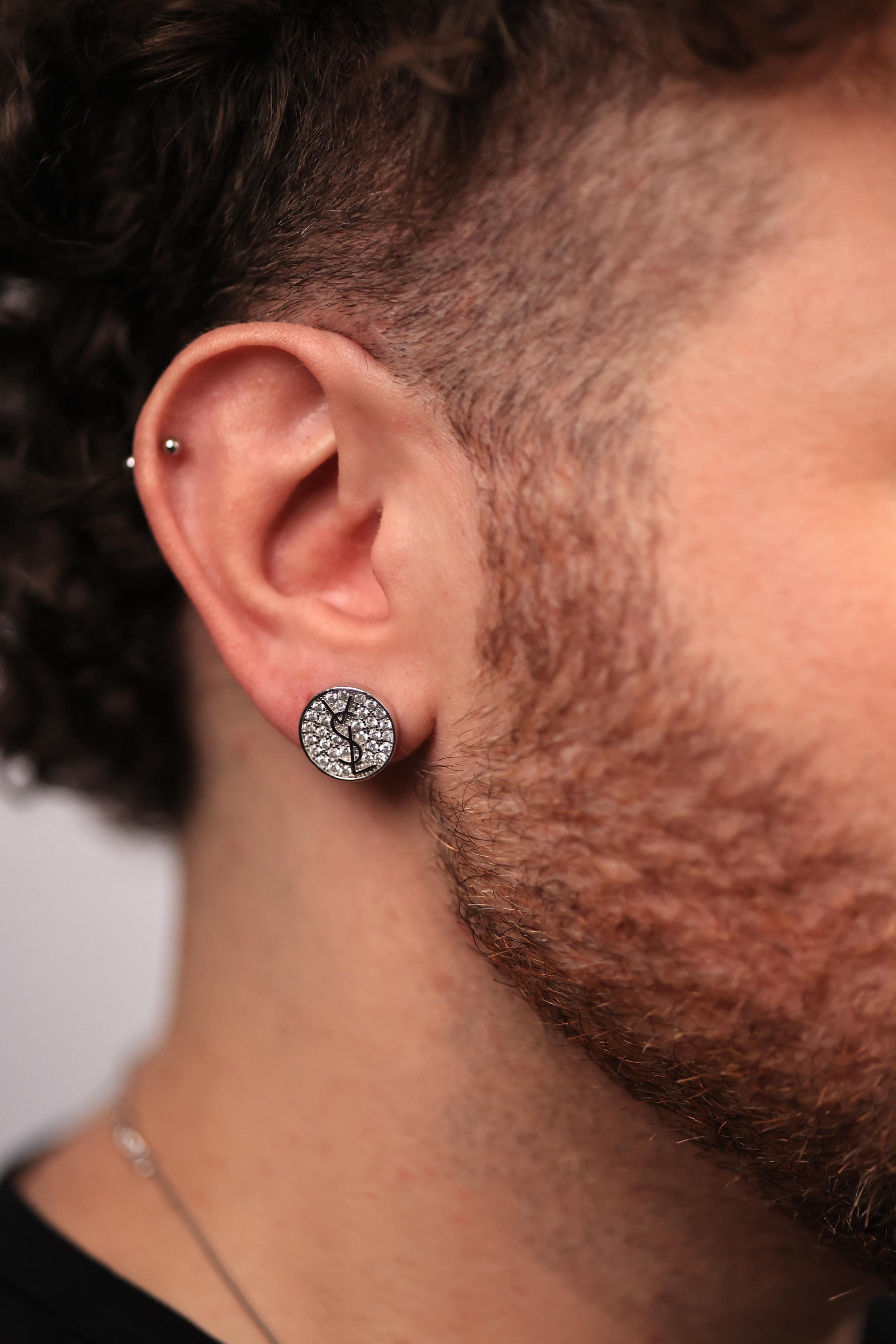 Brinco Inspiração Redondo Cravejado Banho Ródio