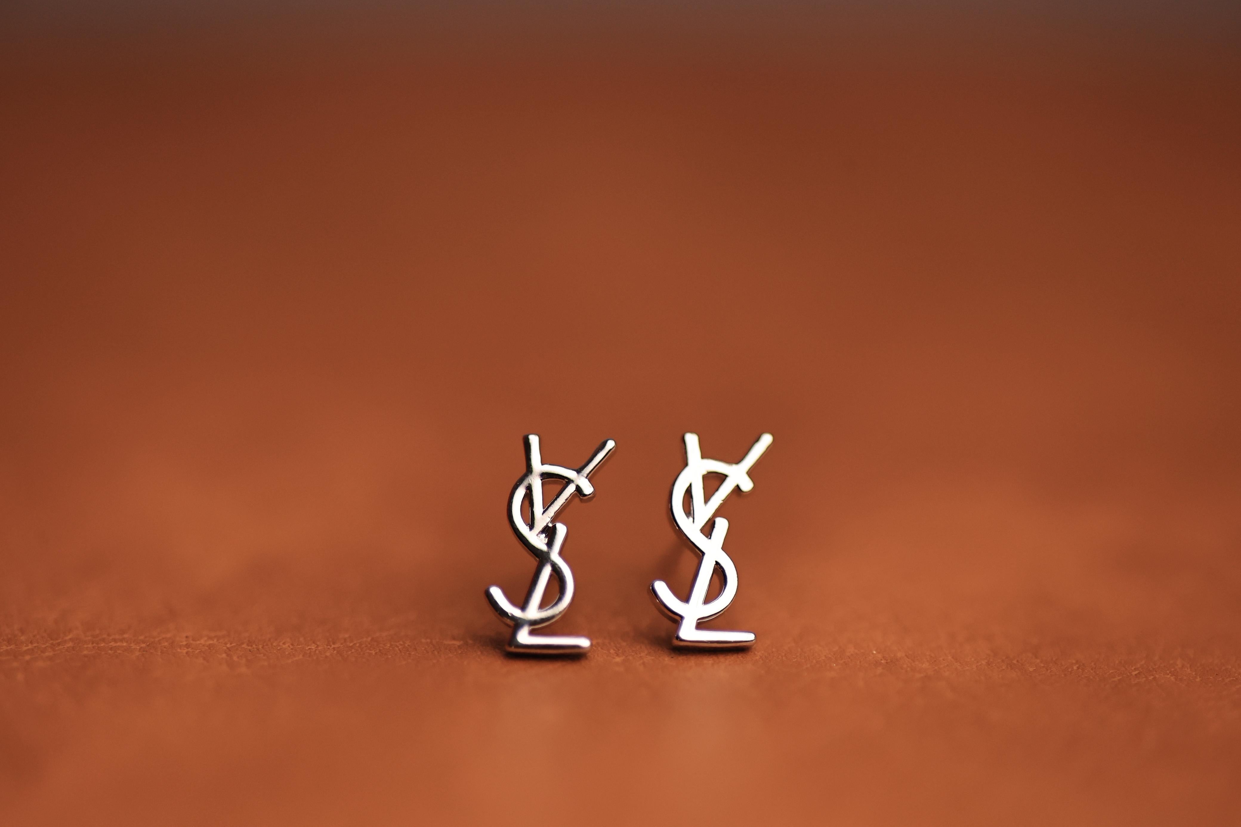 Brinco Inspired LV LIso Banho Ródio