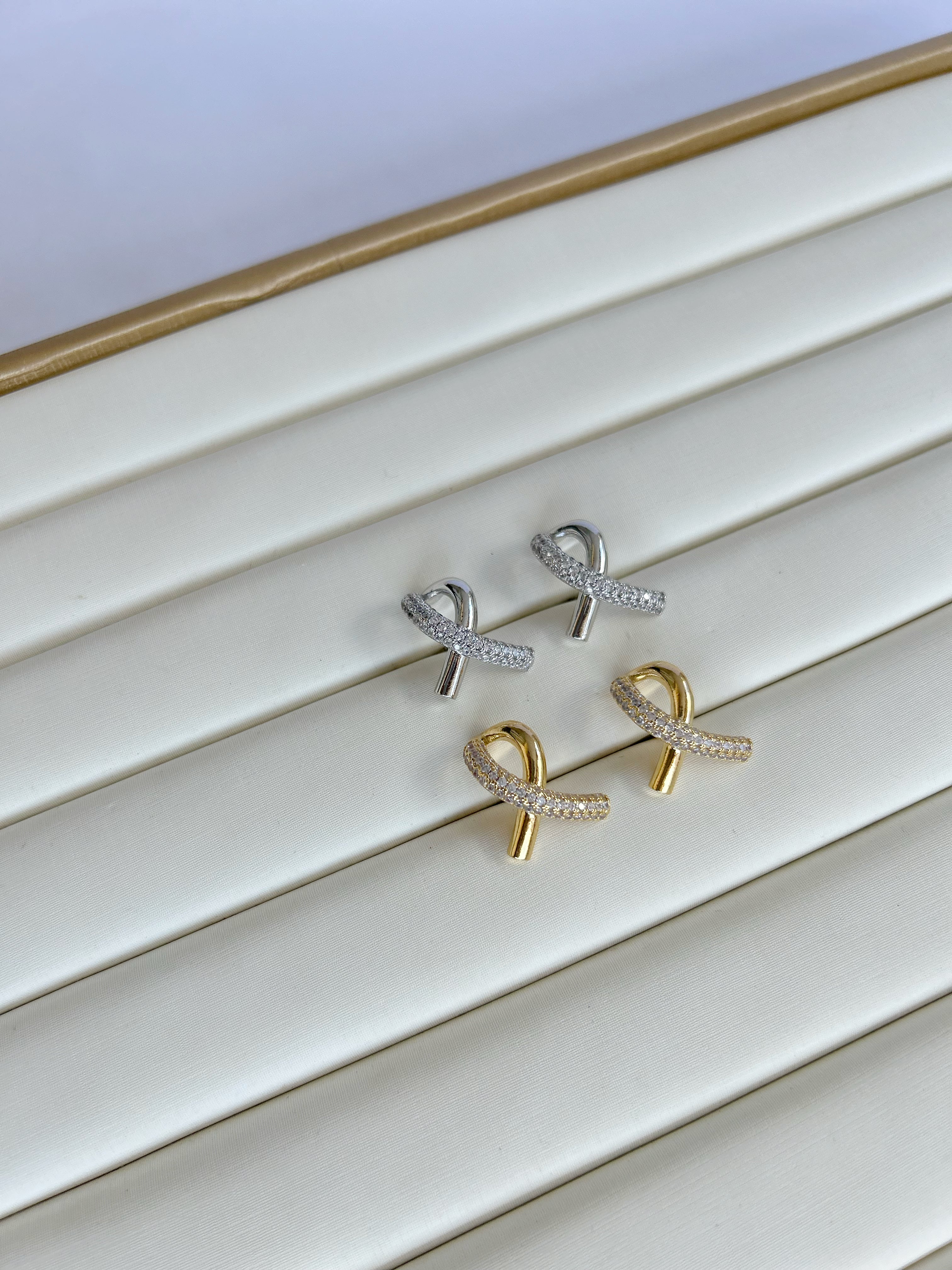 Brinco Cruzado Banho Ouro Com Cravejado