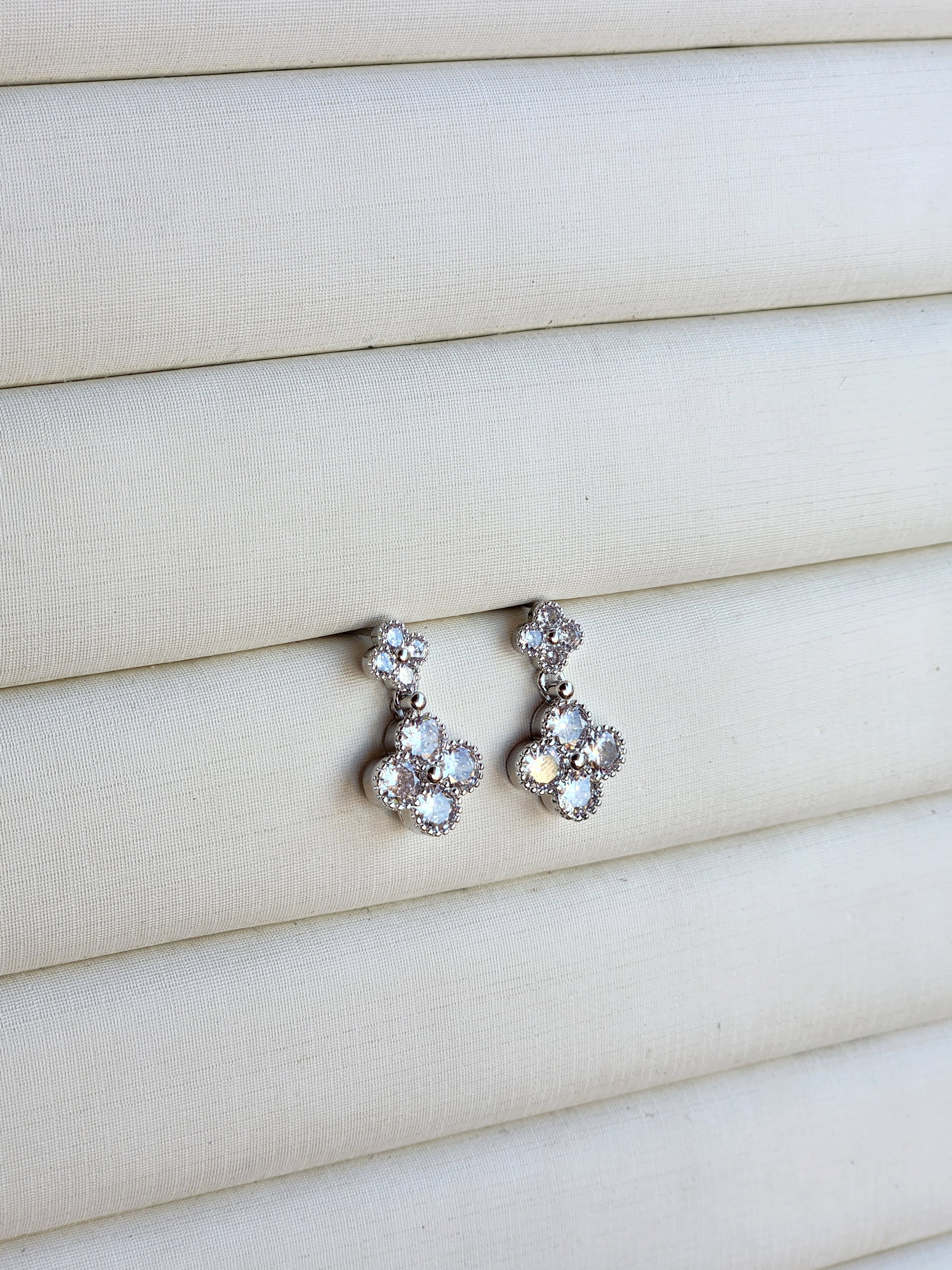 Brinco Pendente Trevo Com Zircônias  Ródio