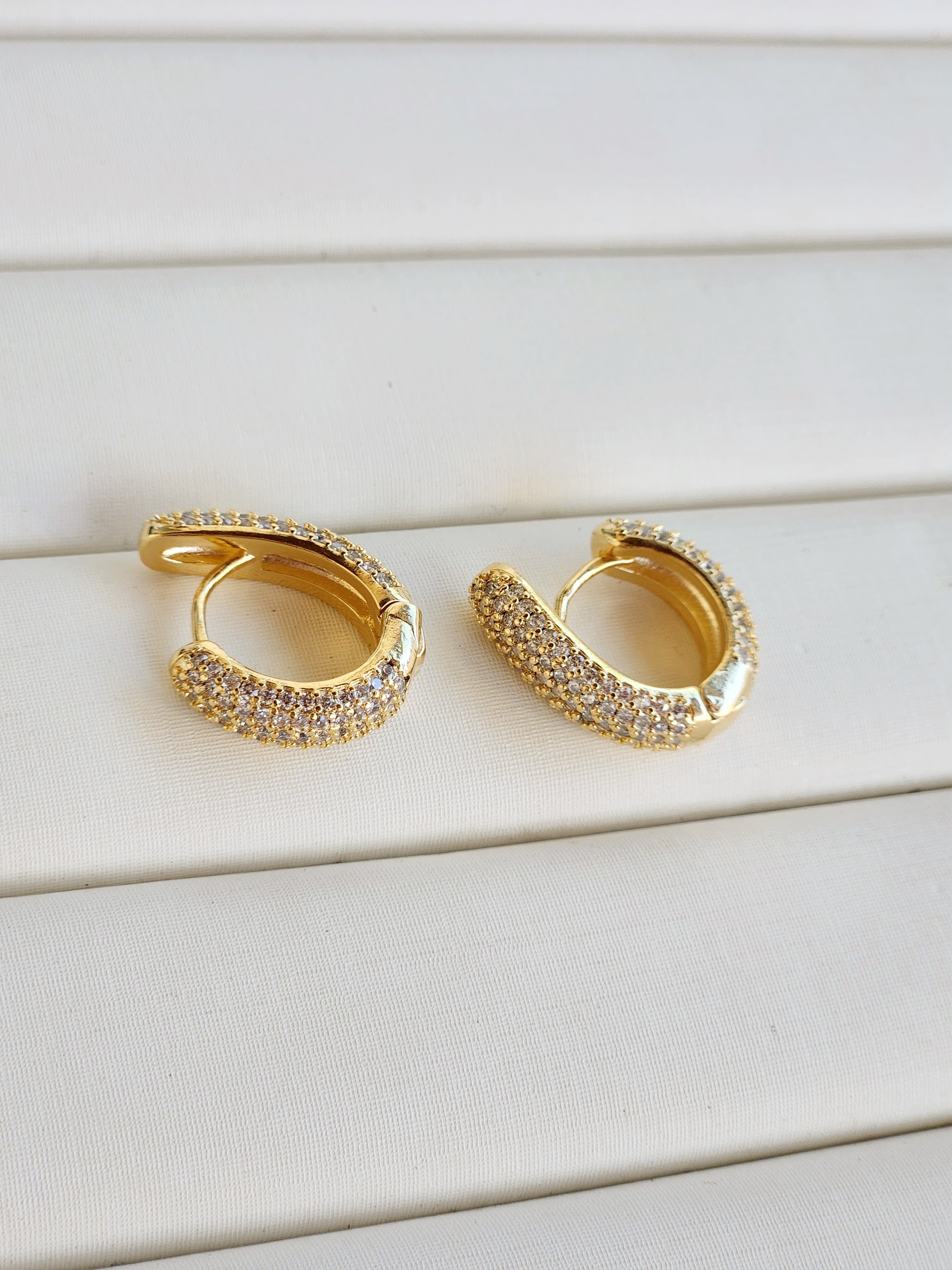 Argola Virgula Cravejada Dourada