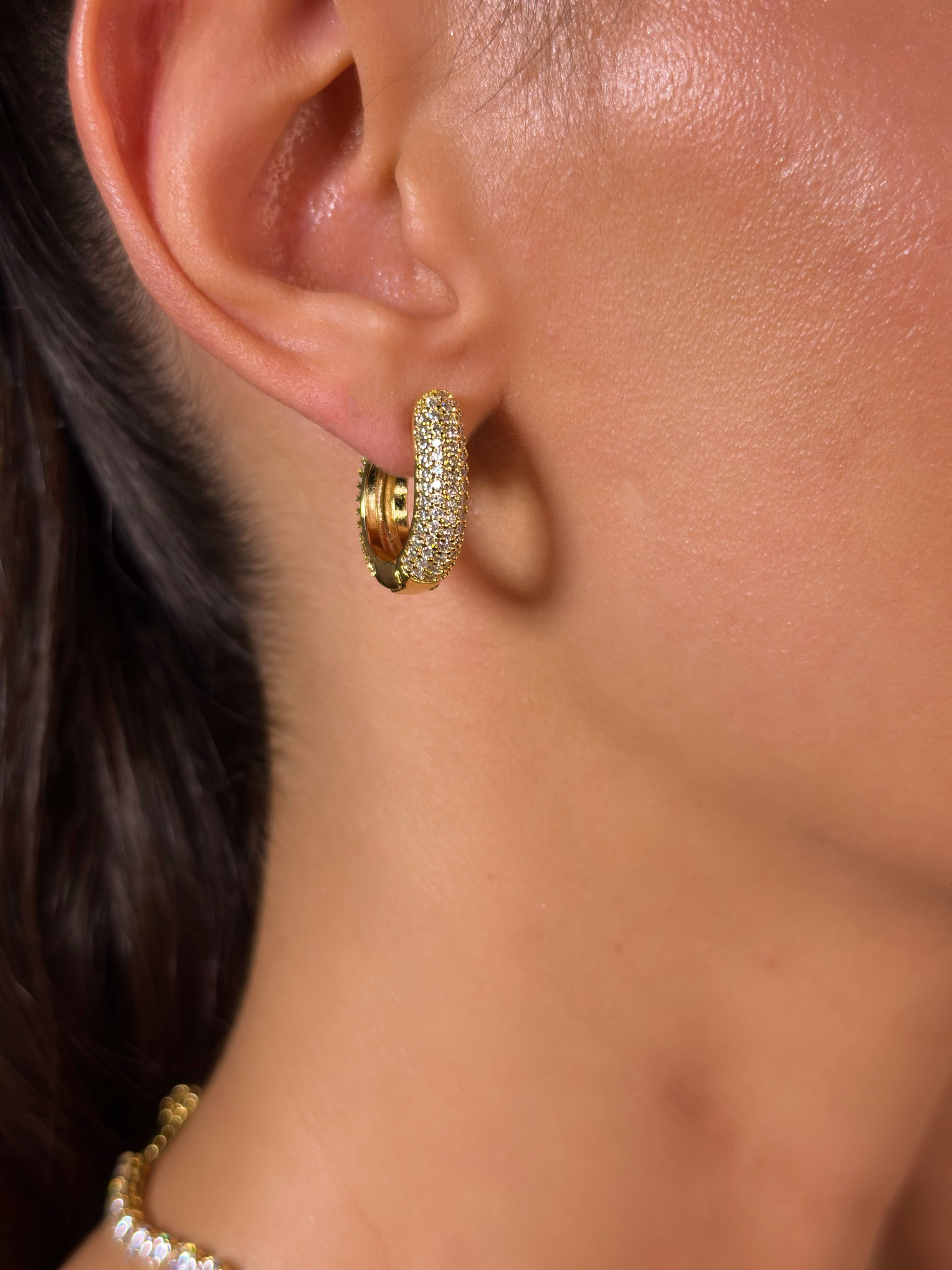 Argola Virgula Cravejada Dourada