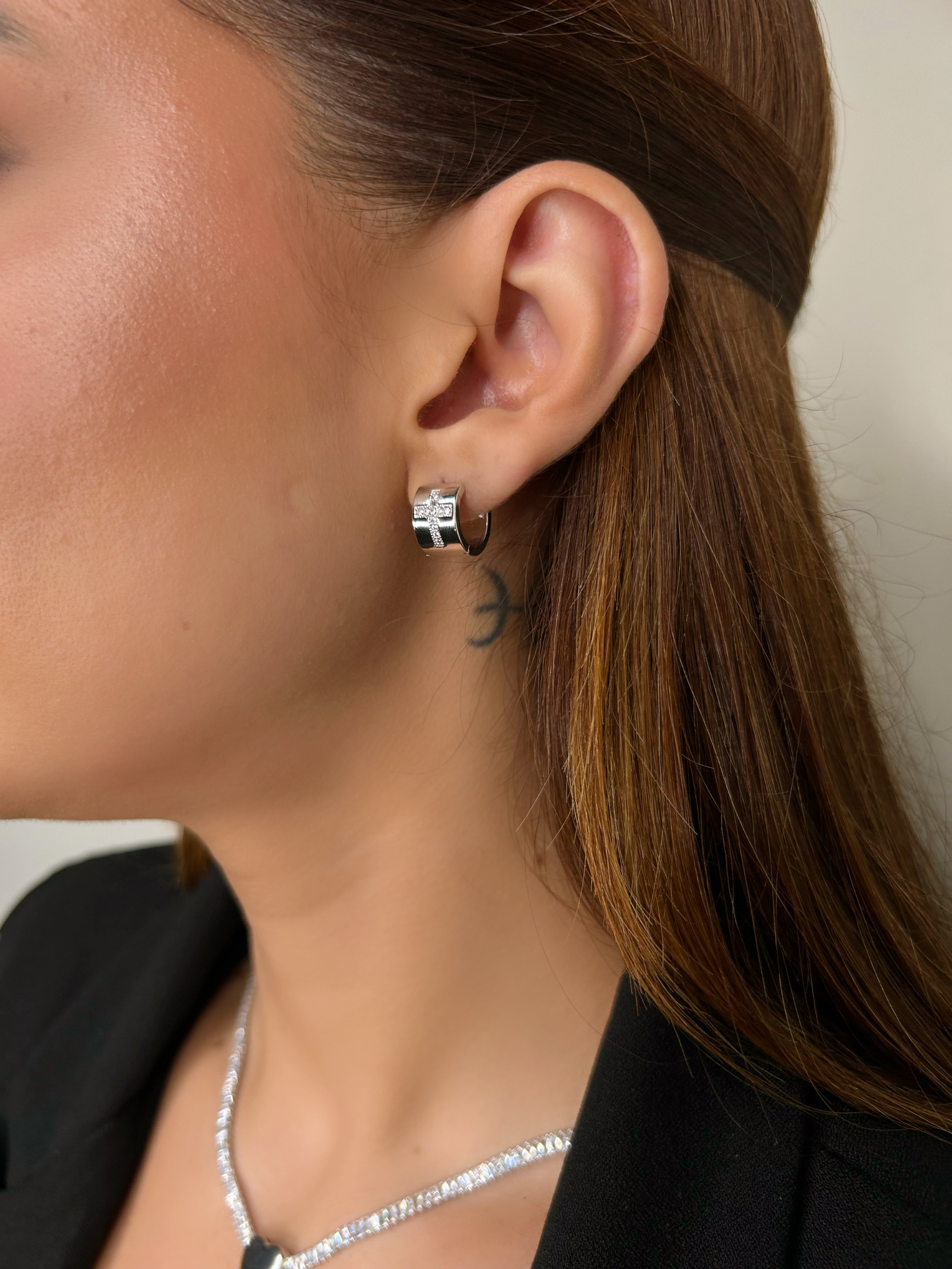 Argola Fé Cruz Cravejada Banho Ródio Premium