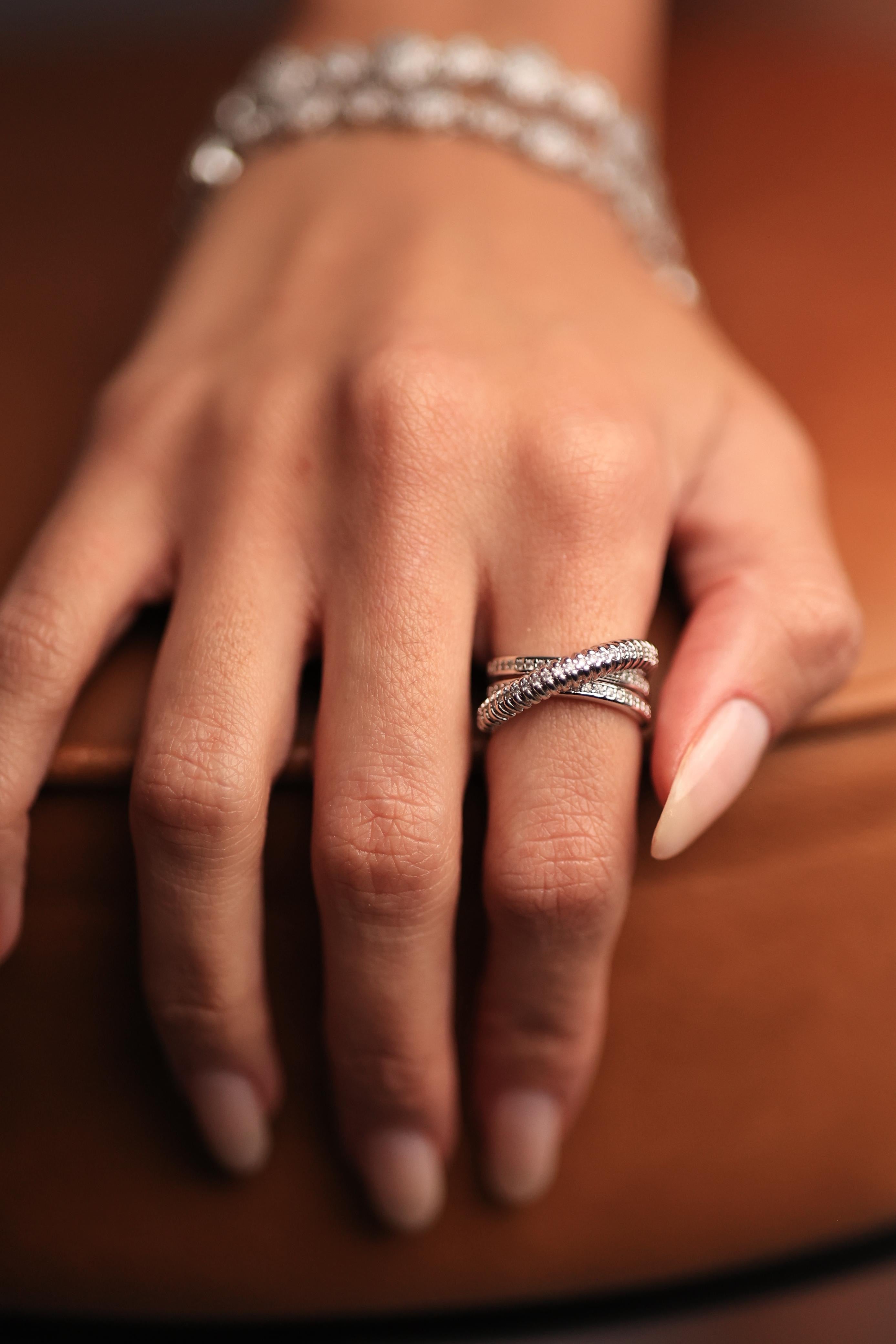 Anel Entrelaçado Cravejado Banho Ródio