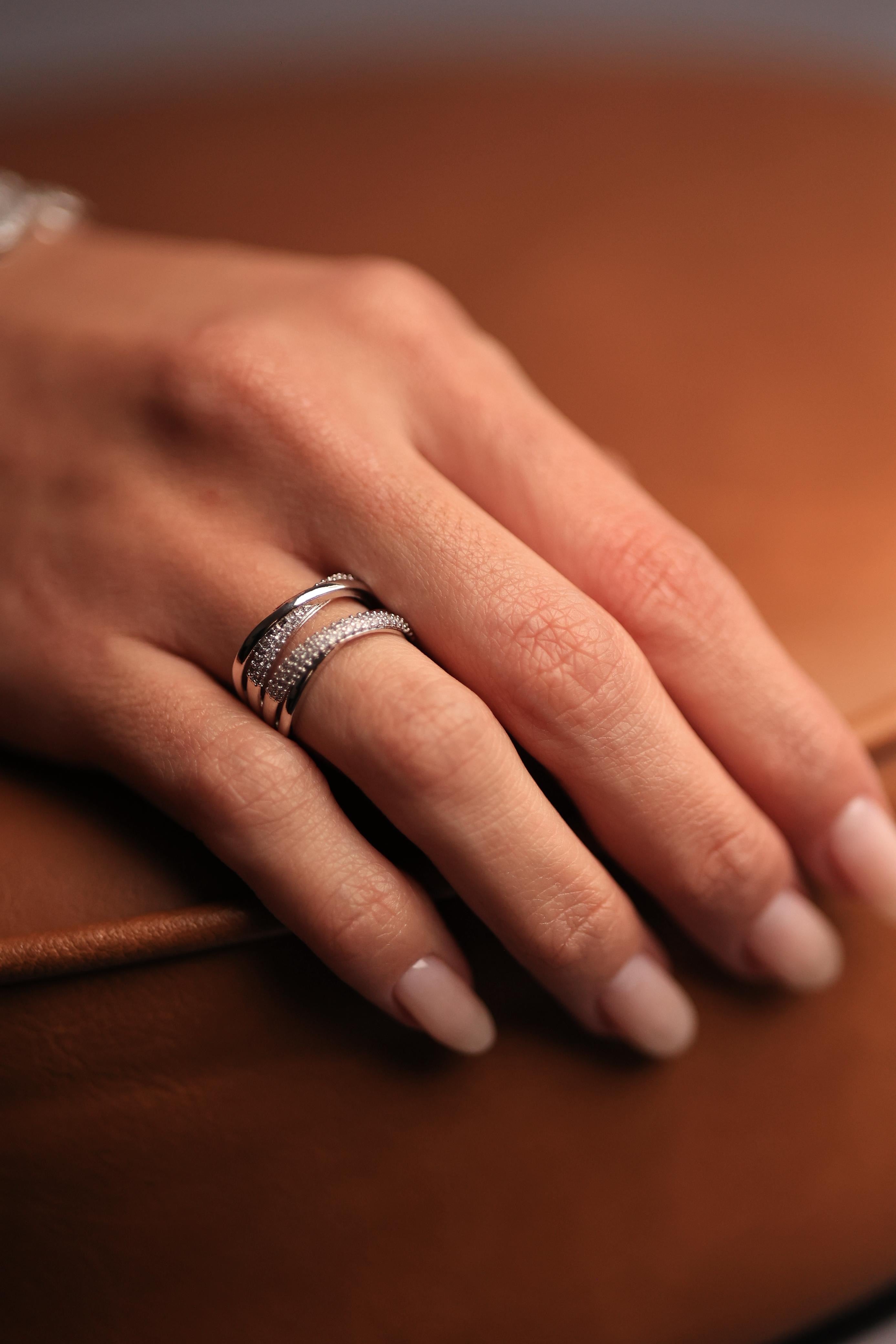 Anel Entrelaçado Banho Ródio Premium