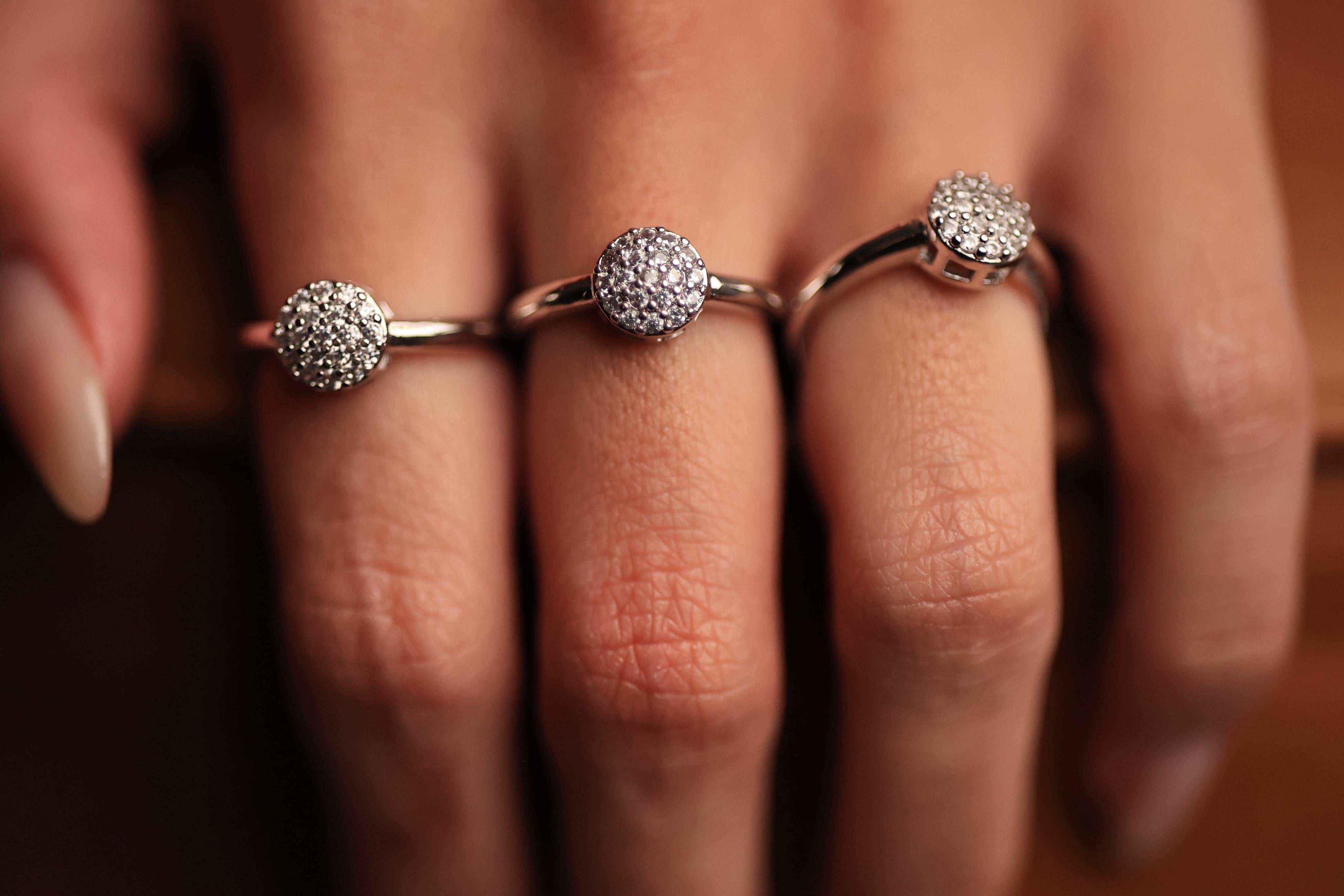 Anel Esfera Cravejado Banho Ródio Premium