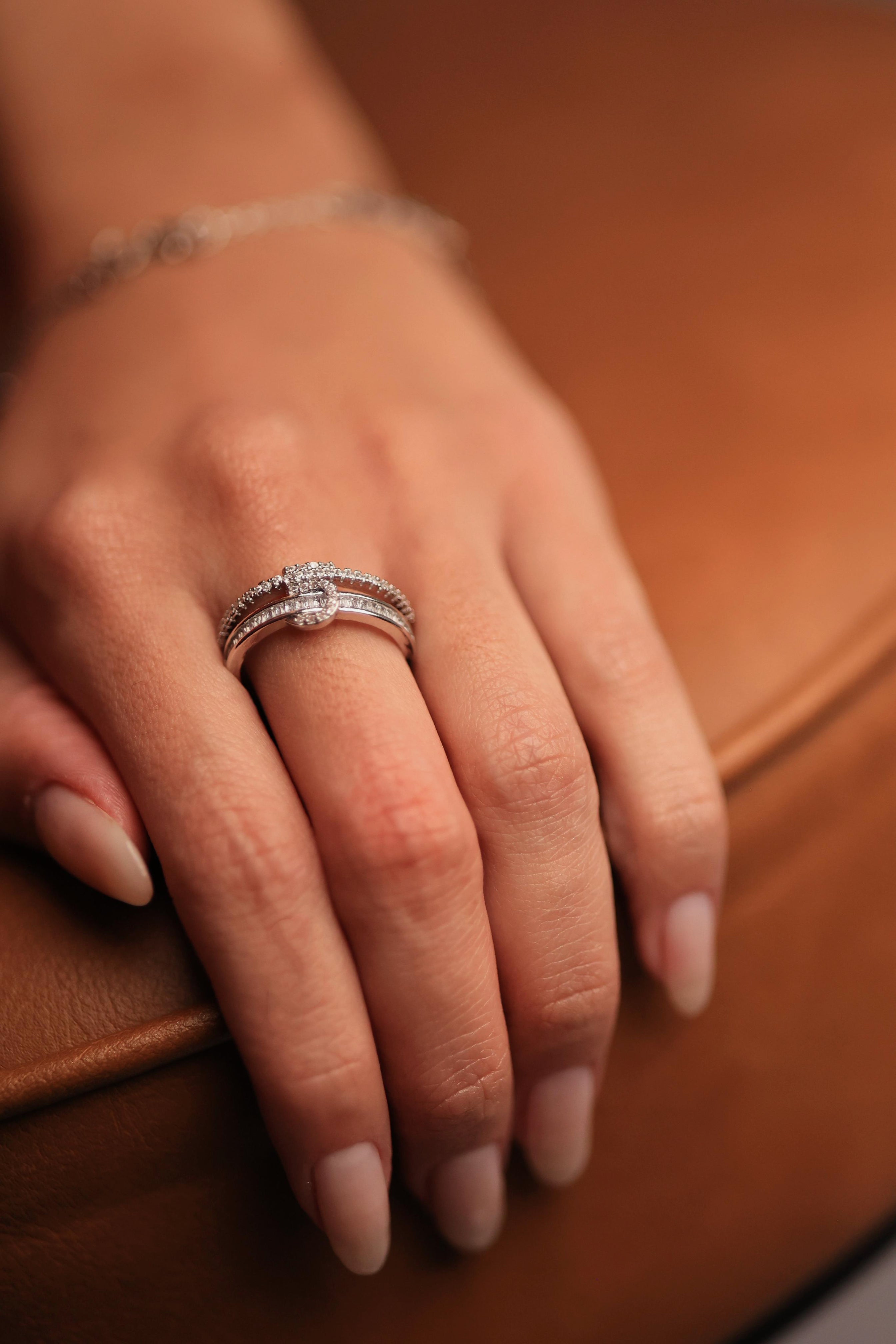 Anel Cinco Cravejado banho Ródio