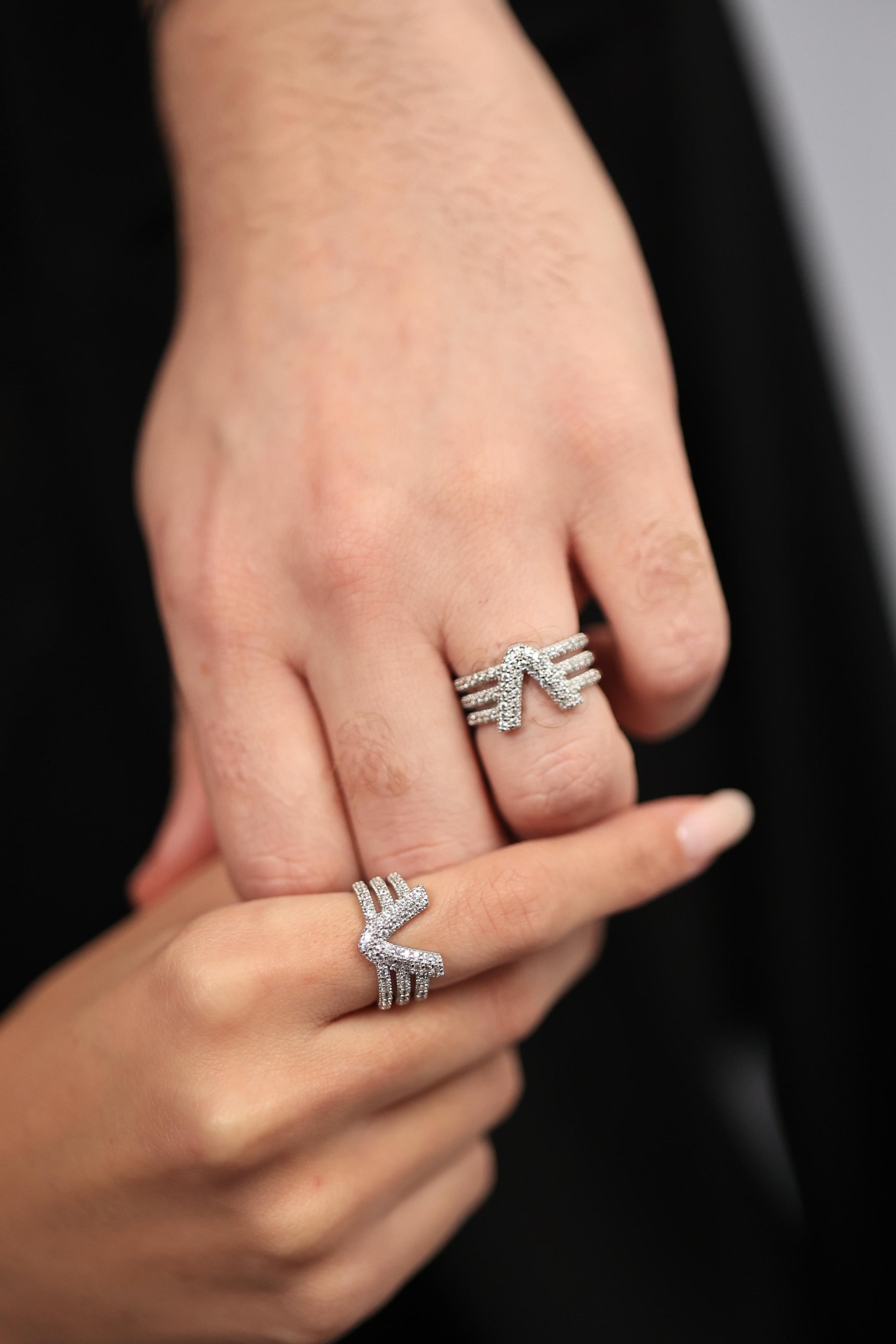 Anel V Inspired Cravajado Banho Ródio Premium