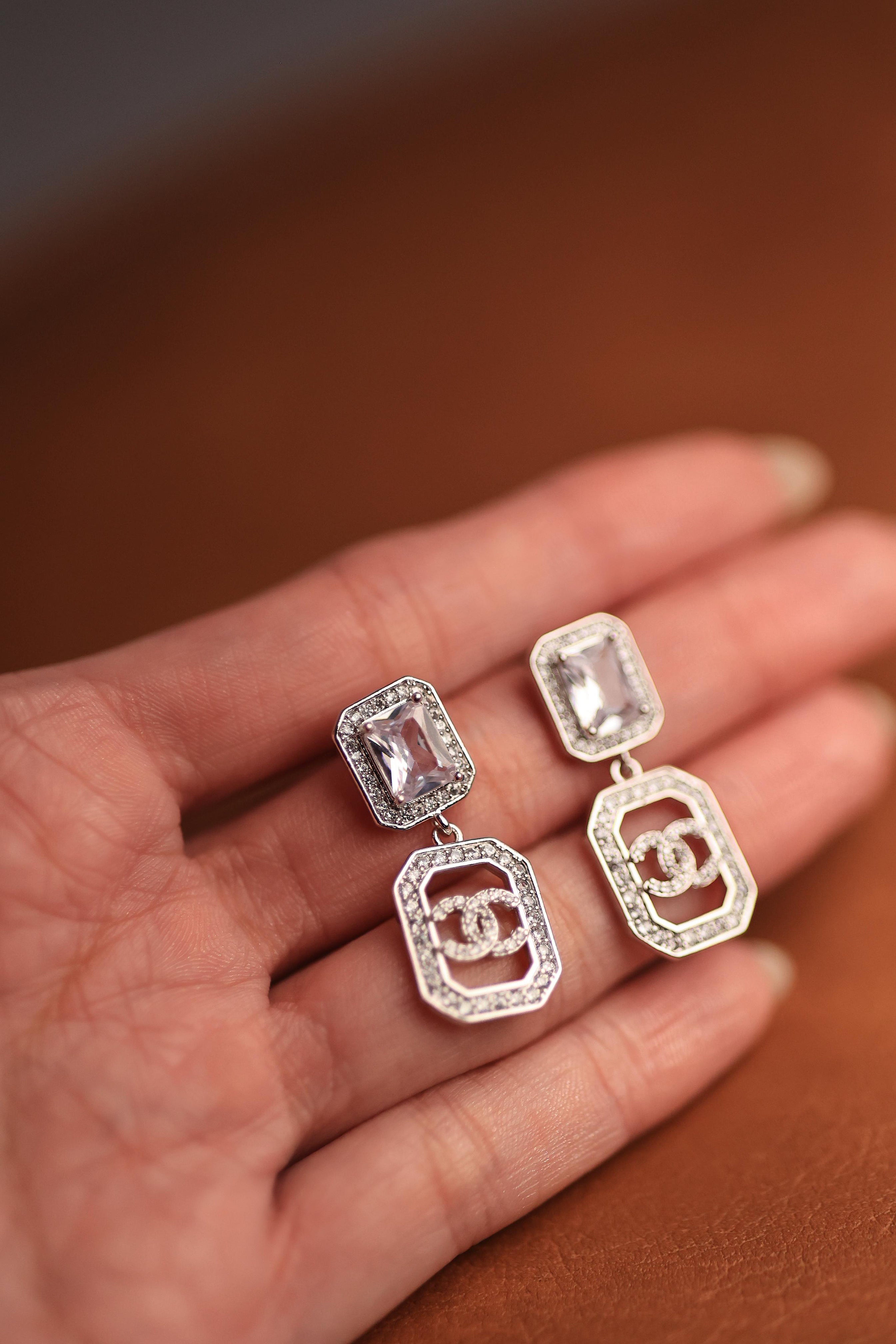 Brinco Pendente Inspiração Cravejado Banho Ródio