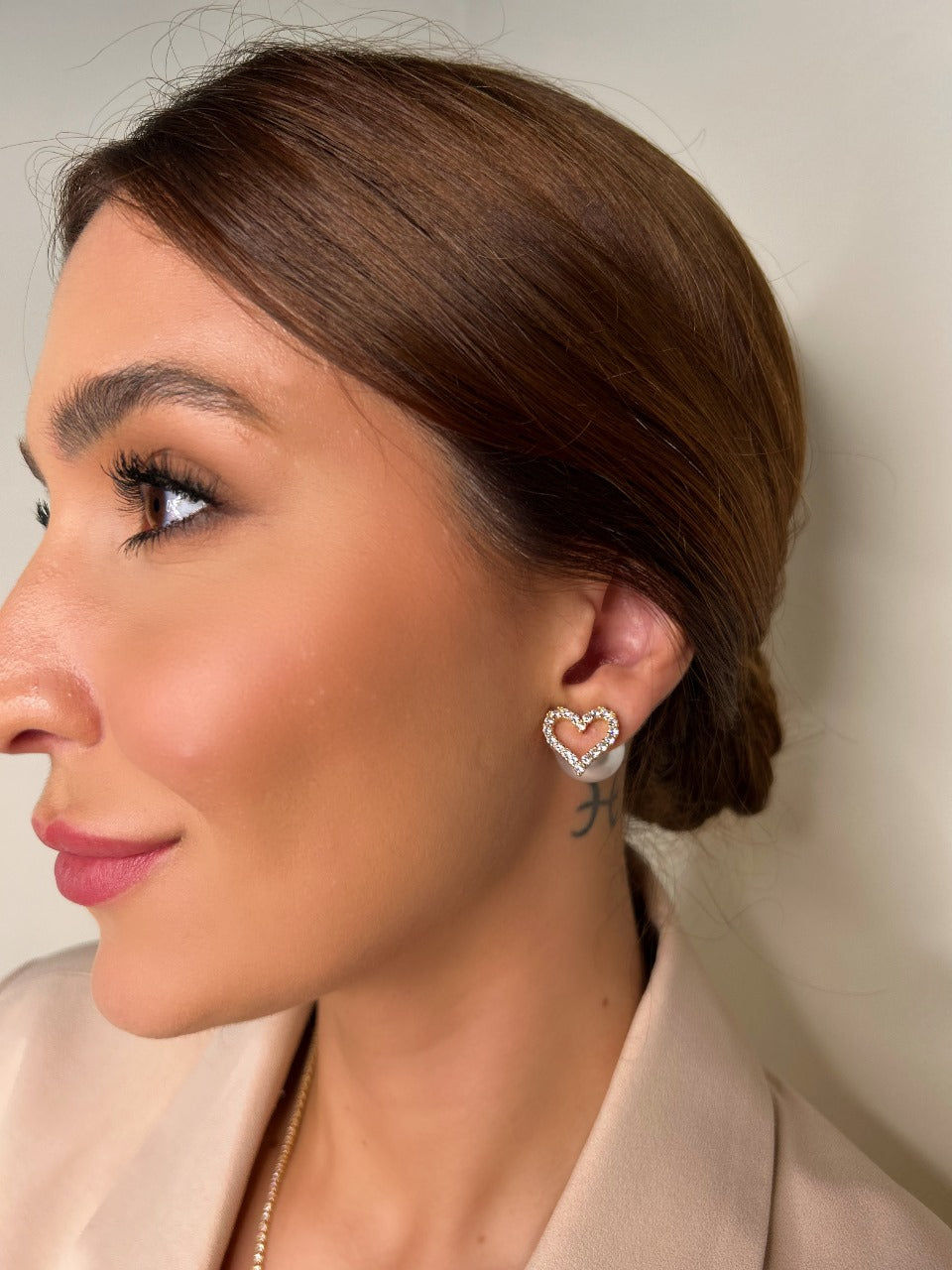 Brinco Coração Tarraxa Pérola Dourado