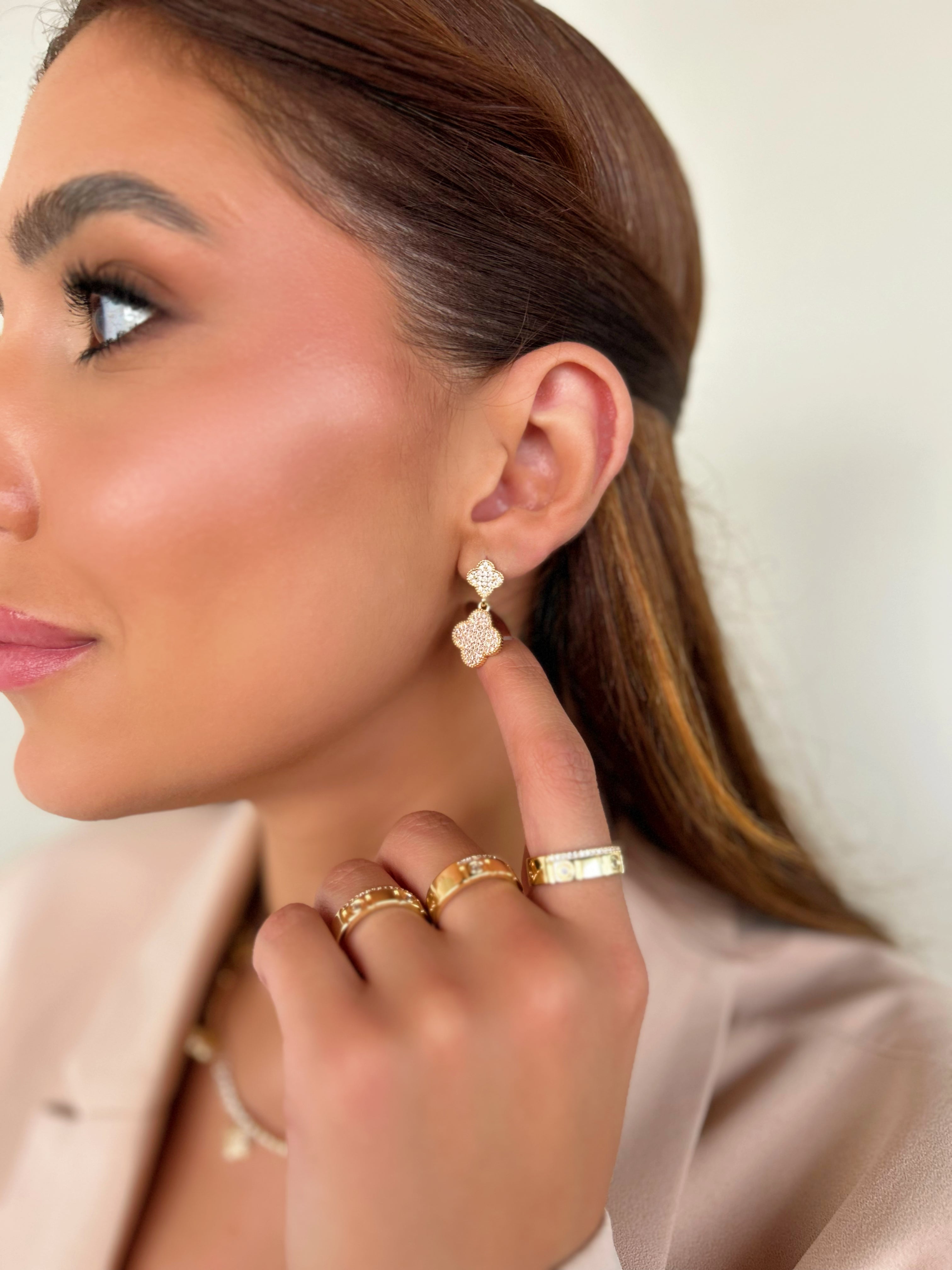 Brinco Trevo Pendente Cravejado Dourado