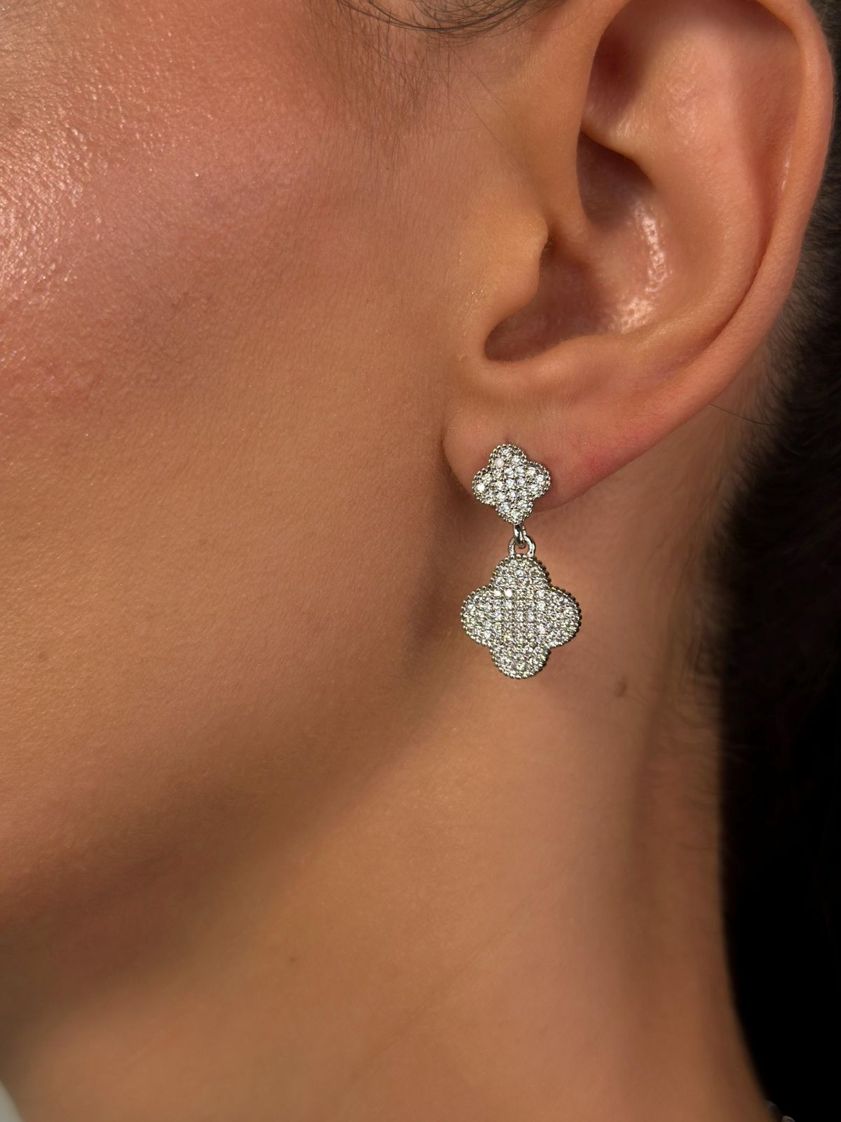 Brinco Trevo Pendente Cravejado em Ródio